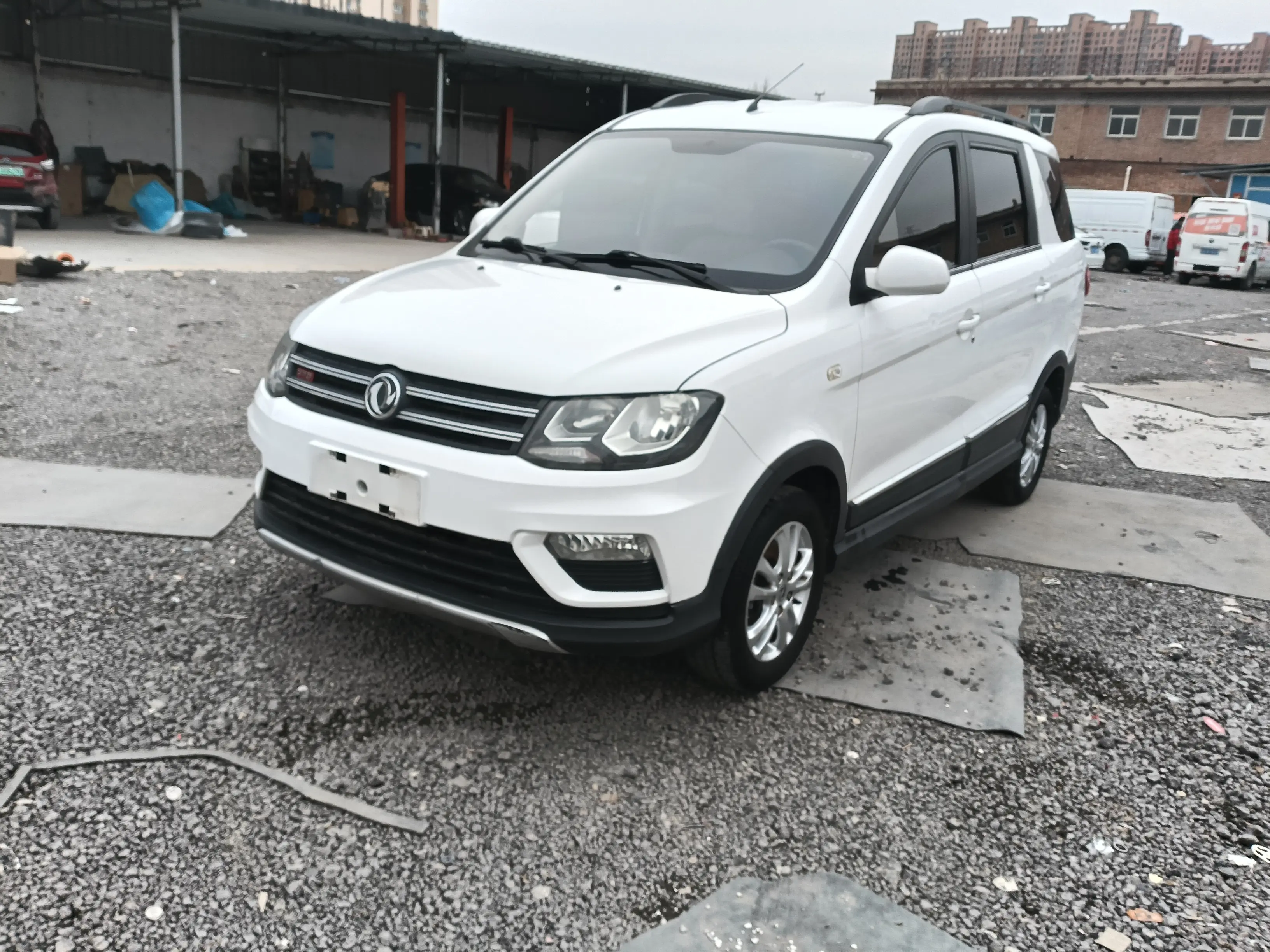 Dongfeng Fengon 370  из Китая