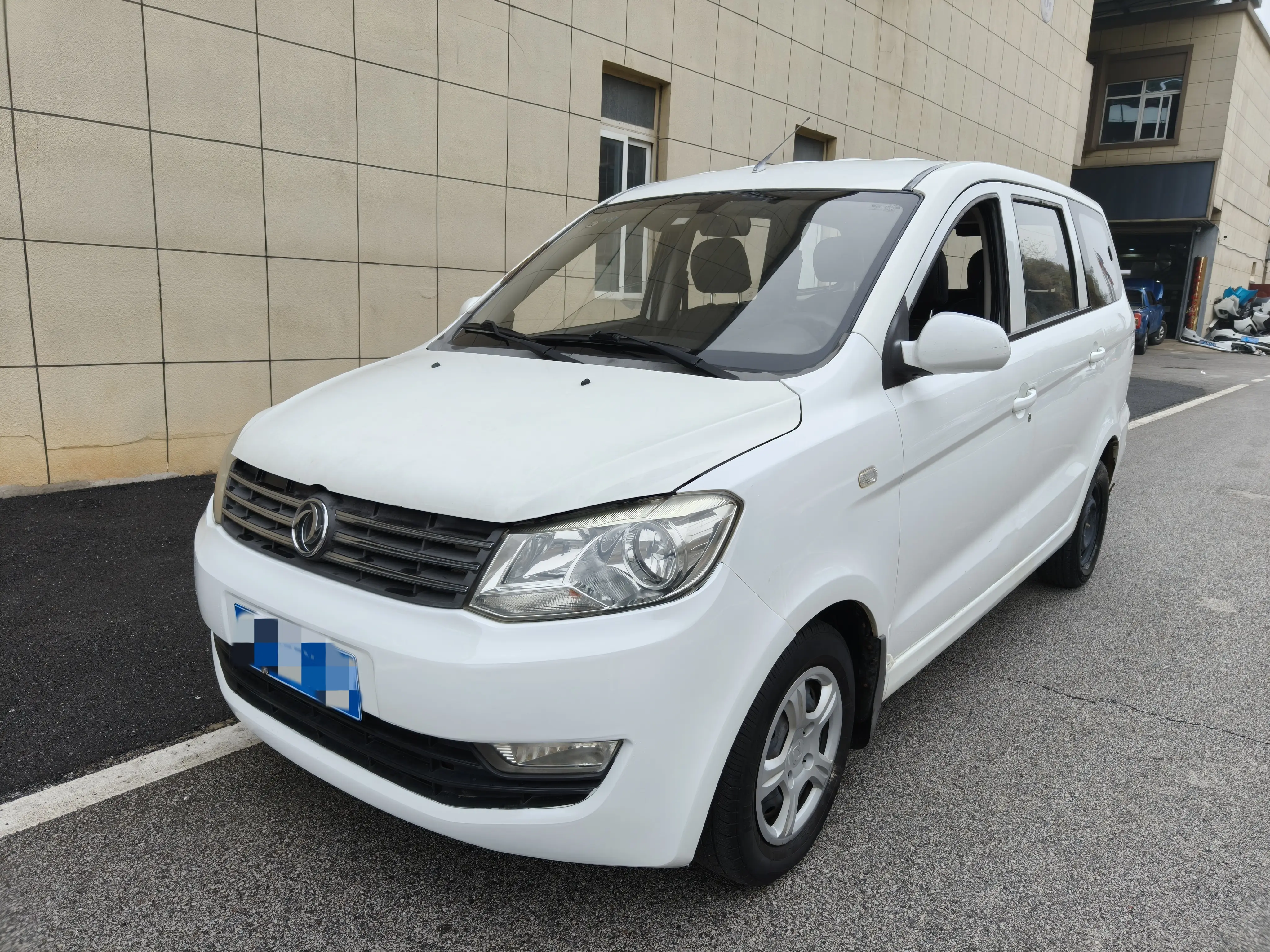 Dongfeng Fengon 330  из Китая