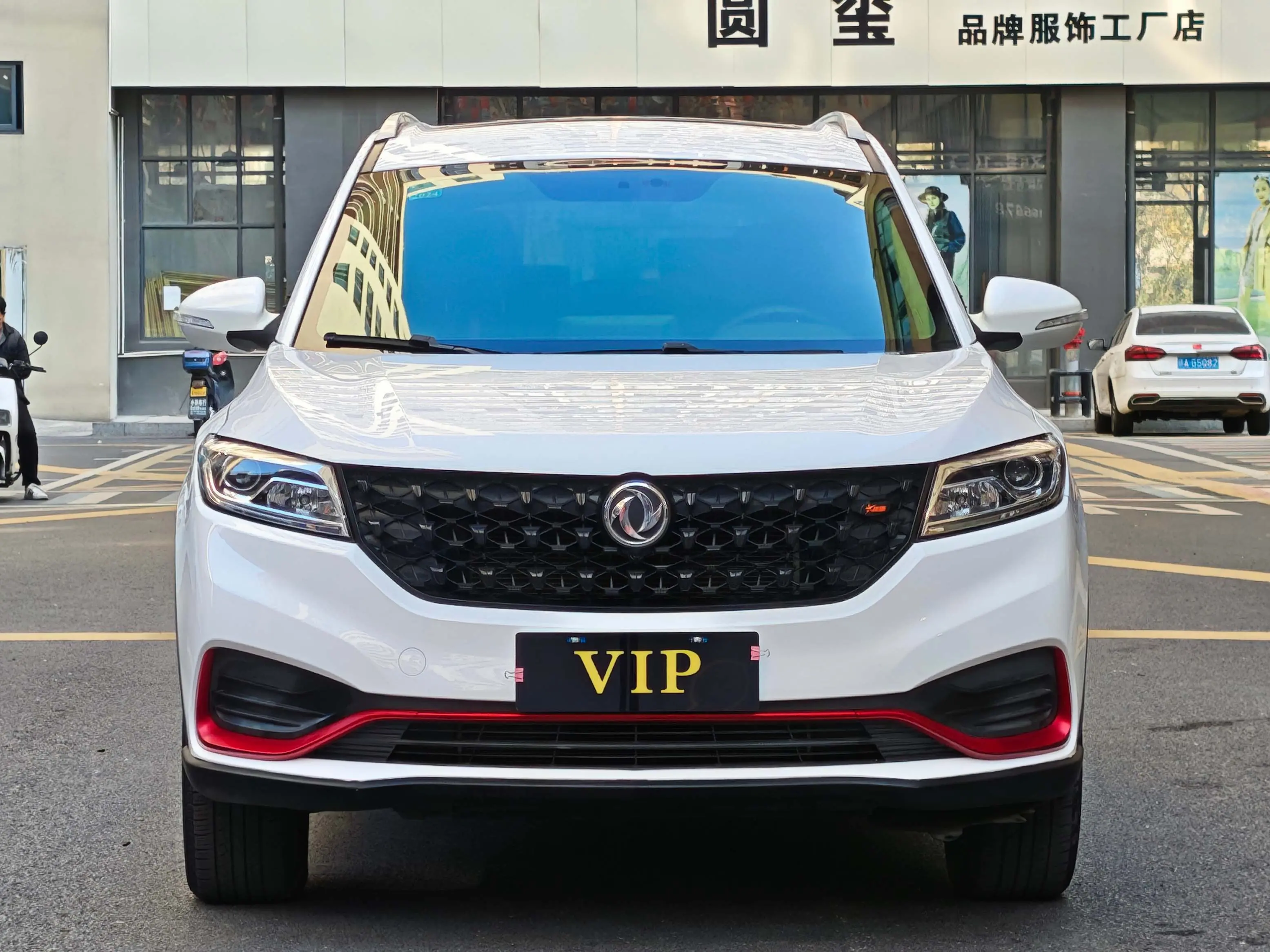 Dongfeng Fengon 580  из Китая
