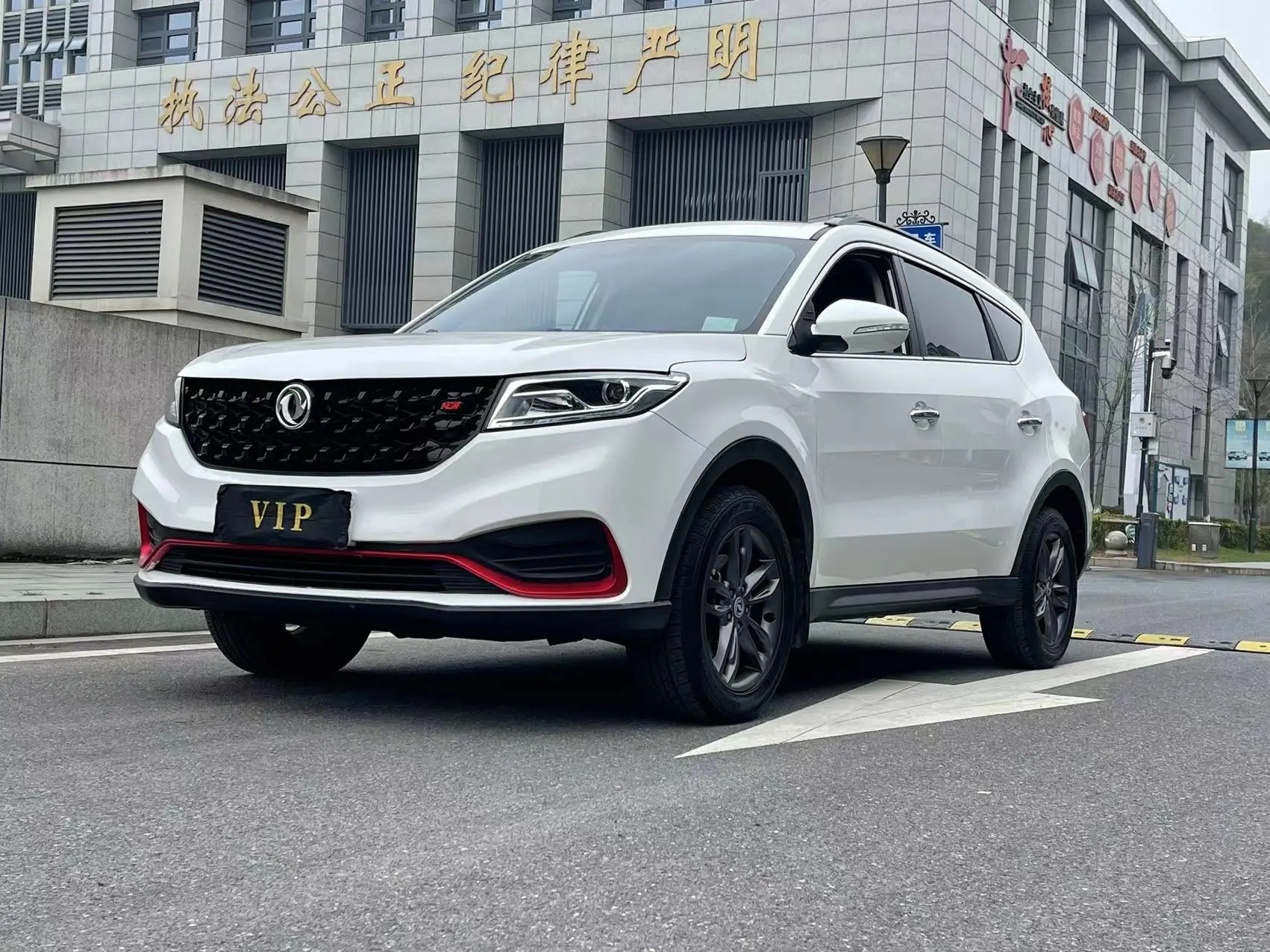 Dongfeng Fengon 580  из Китая