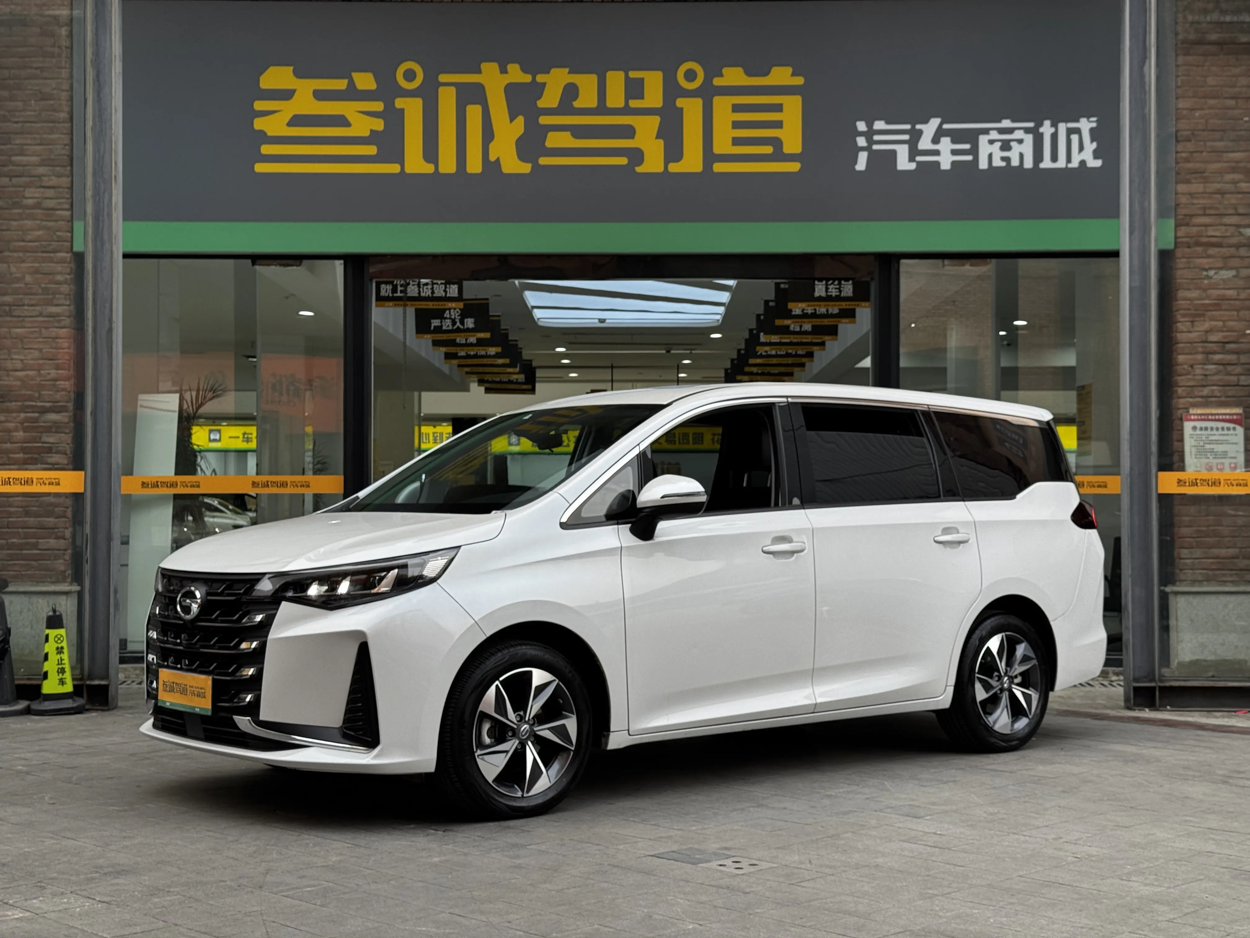 GAC Trumpchi M6  из Китая