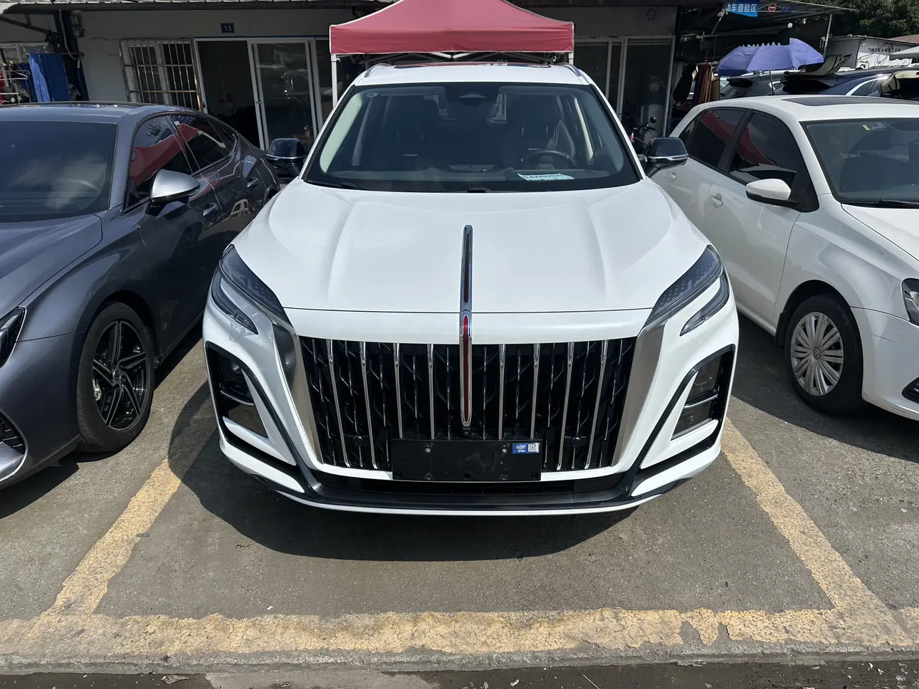 Hongqi HS3  из Китая