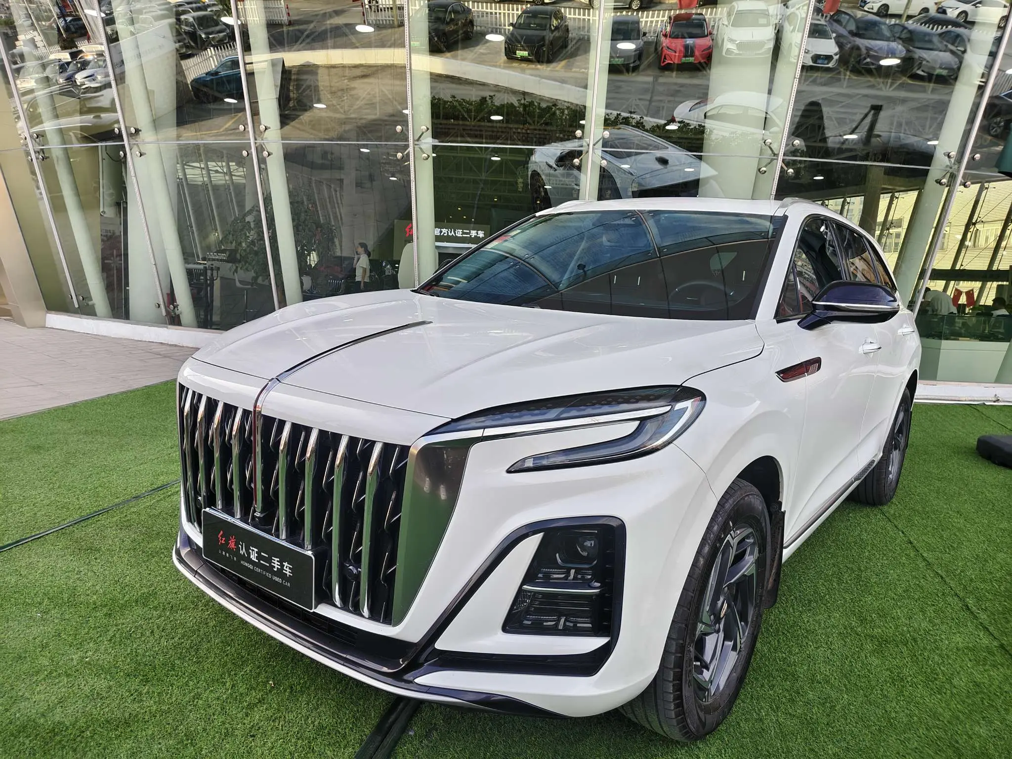 Hongqi HS3  из Китая