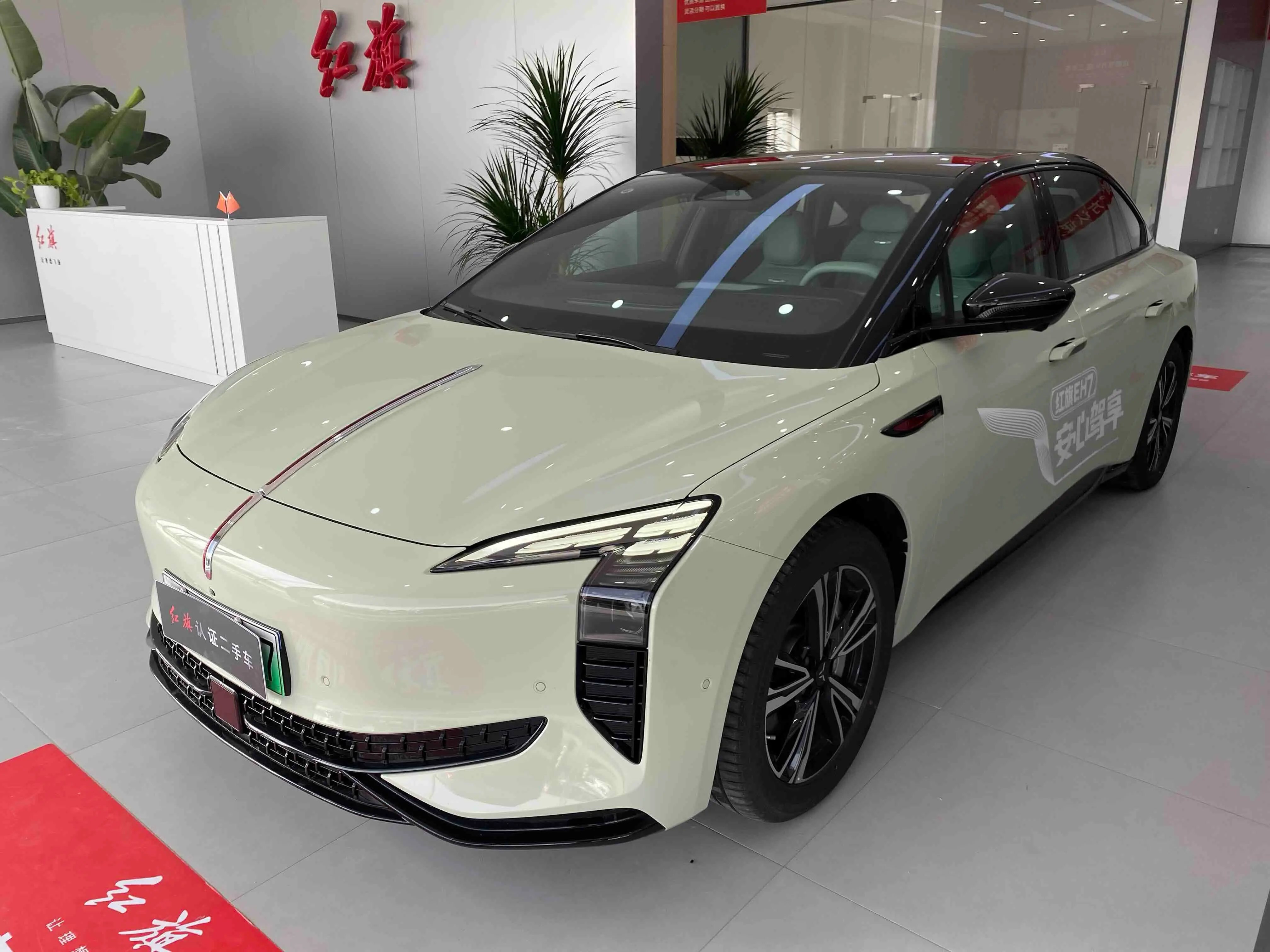 Hongqi EH7  из Китая