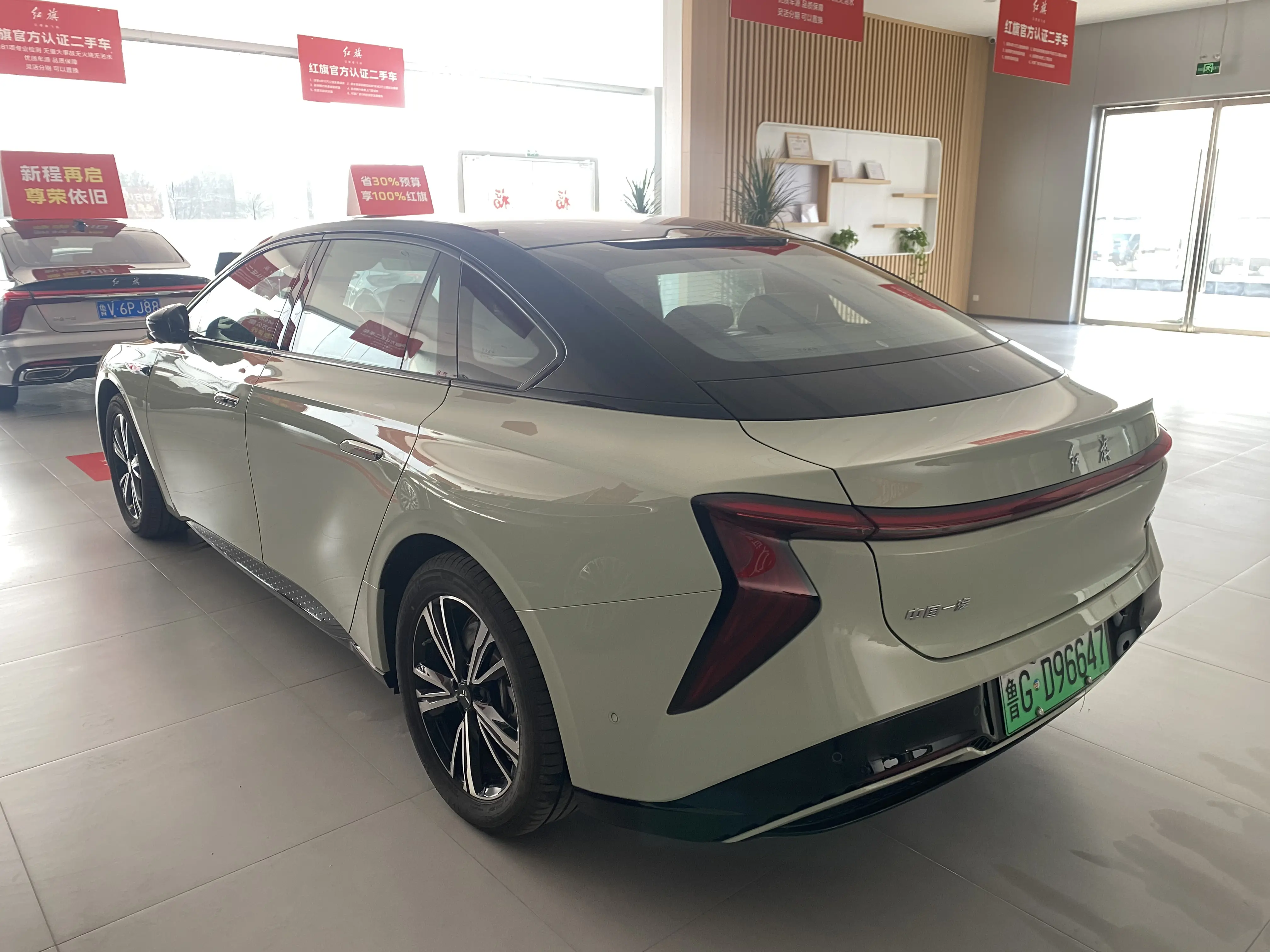 Hongqi EH7  из Китая