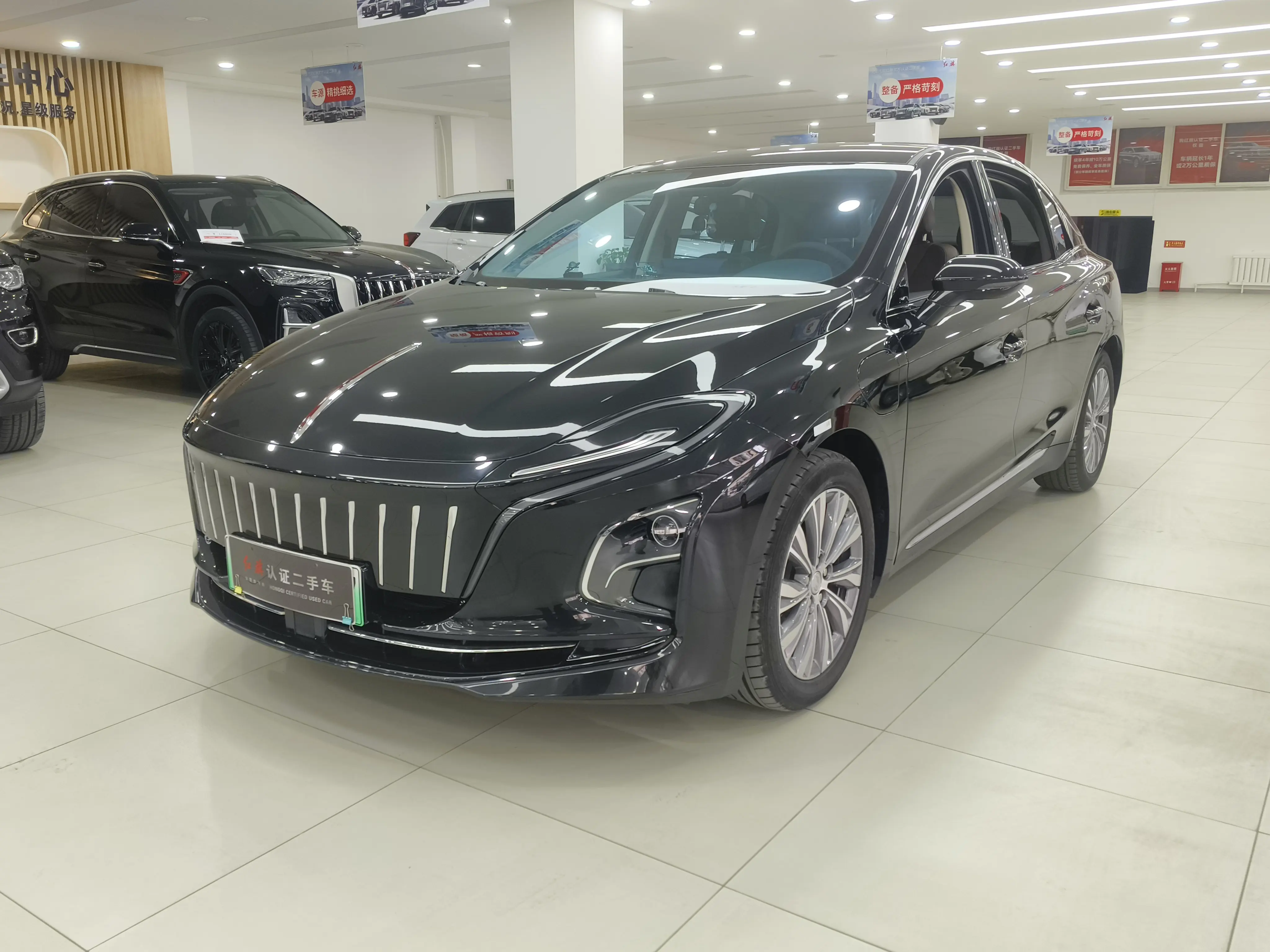 Hongqi E-QM5  из Китая