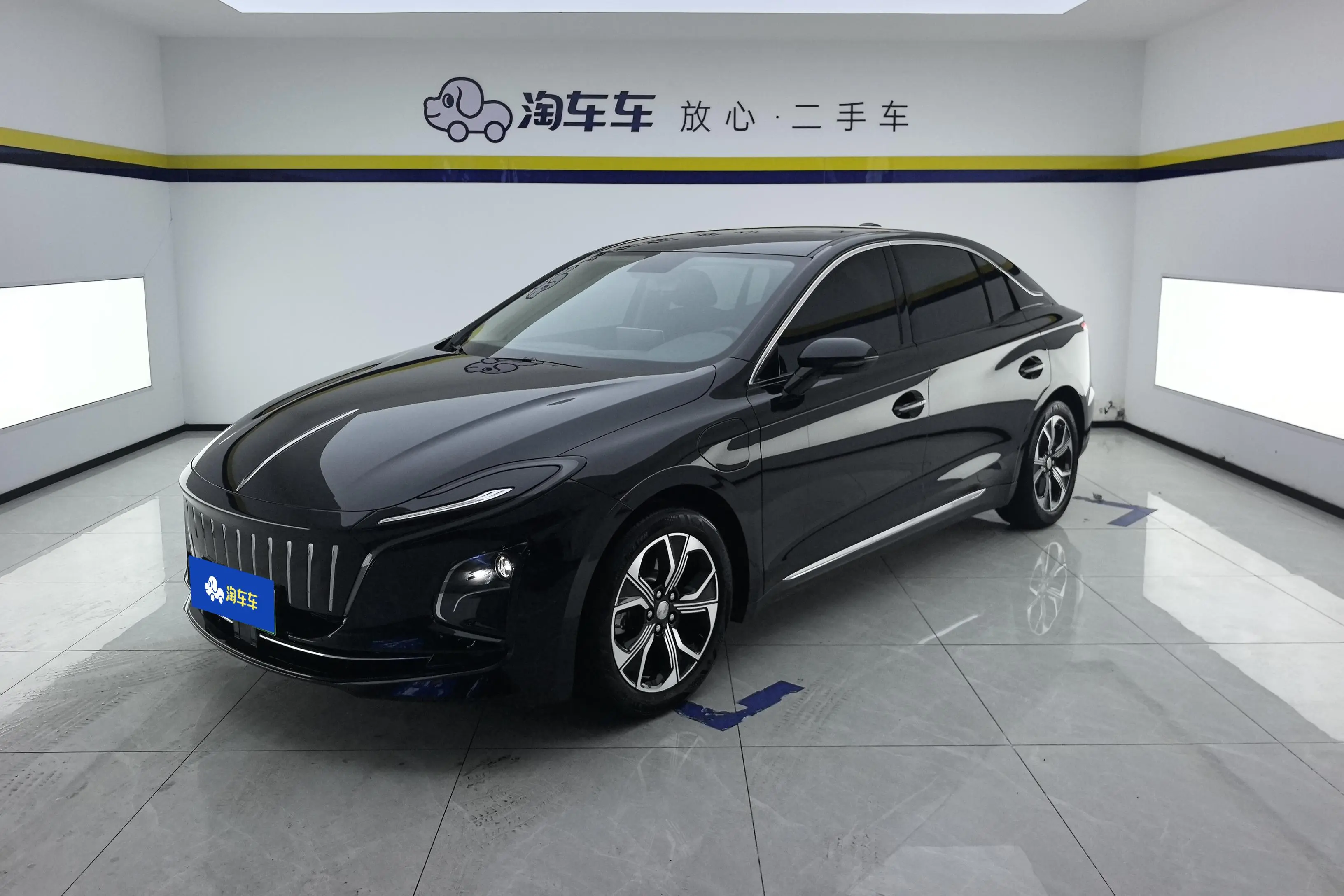 Hongqi E-QM5  из Китая