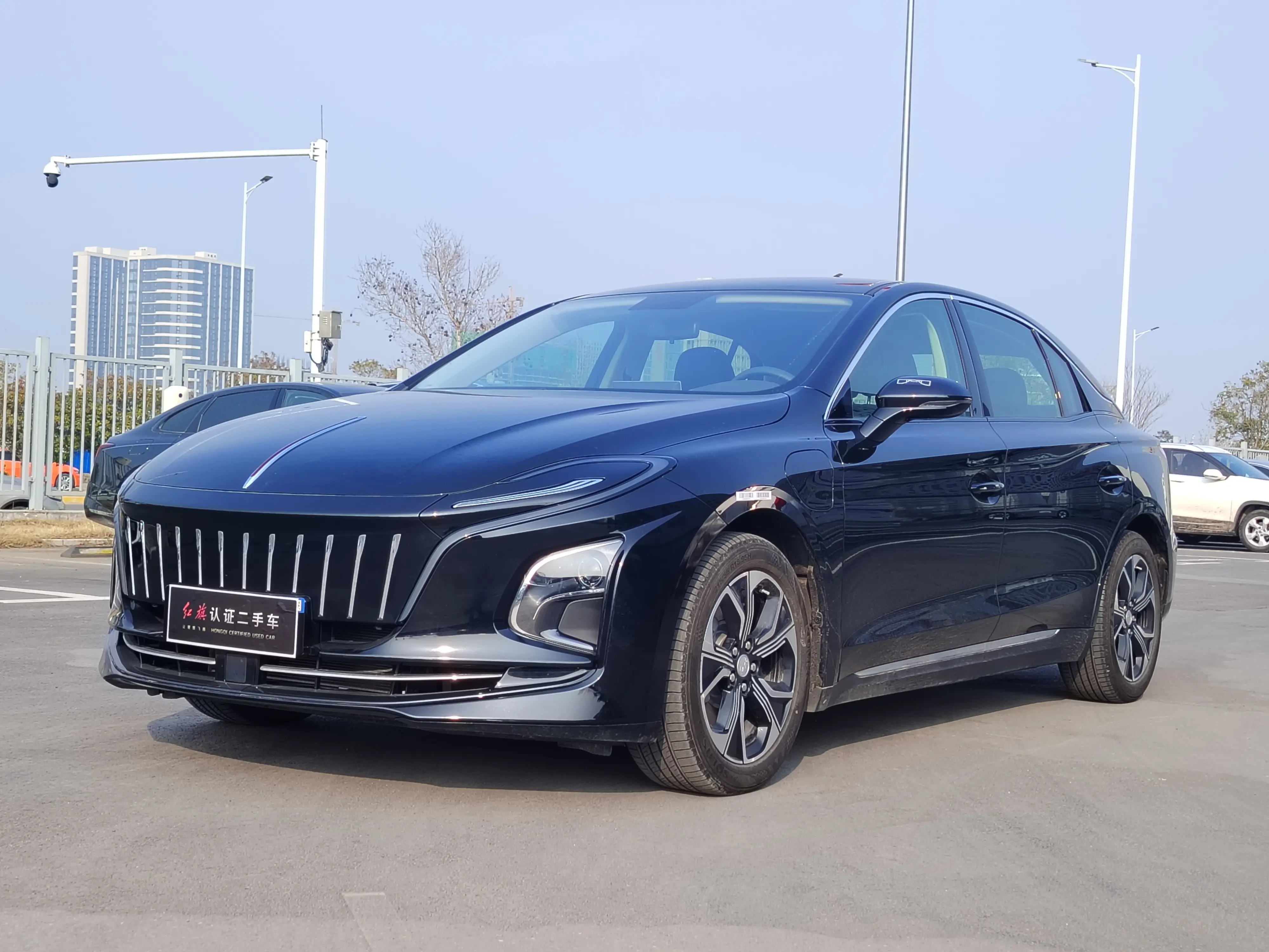 Hongqi E-QM5  из Китая