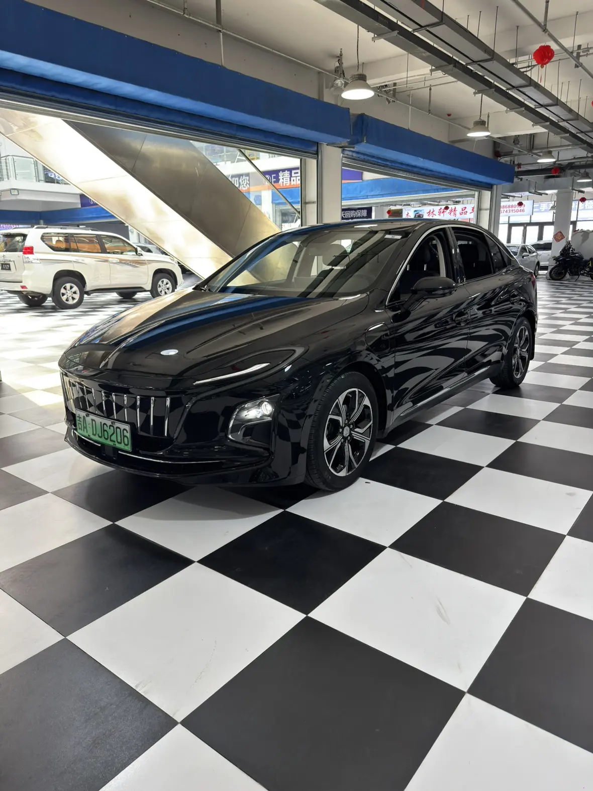 Hongqi E-QM5  из Китая