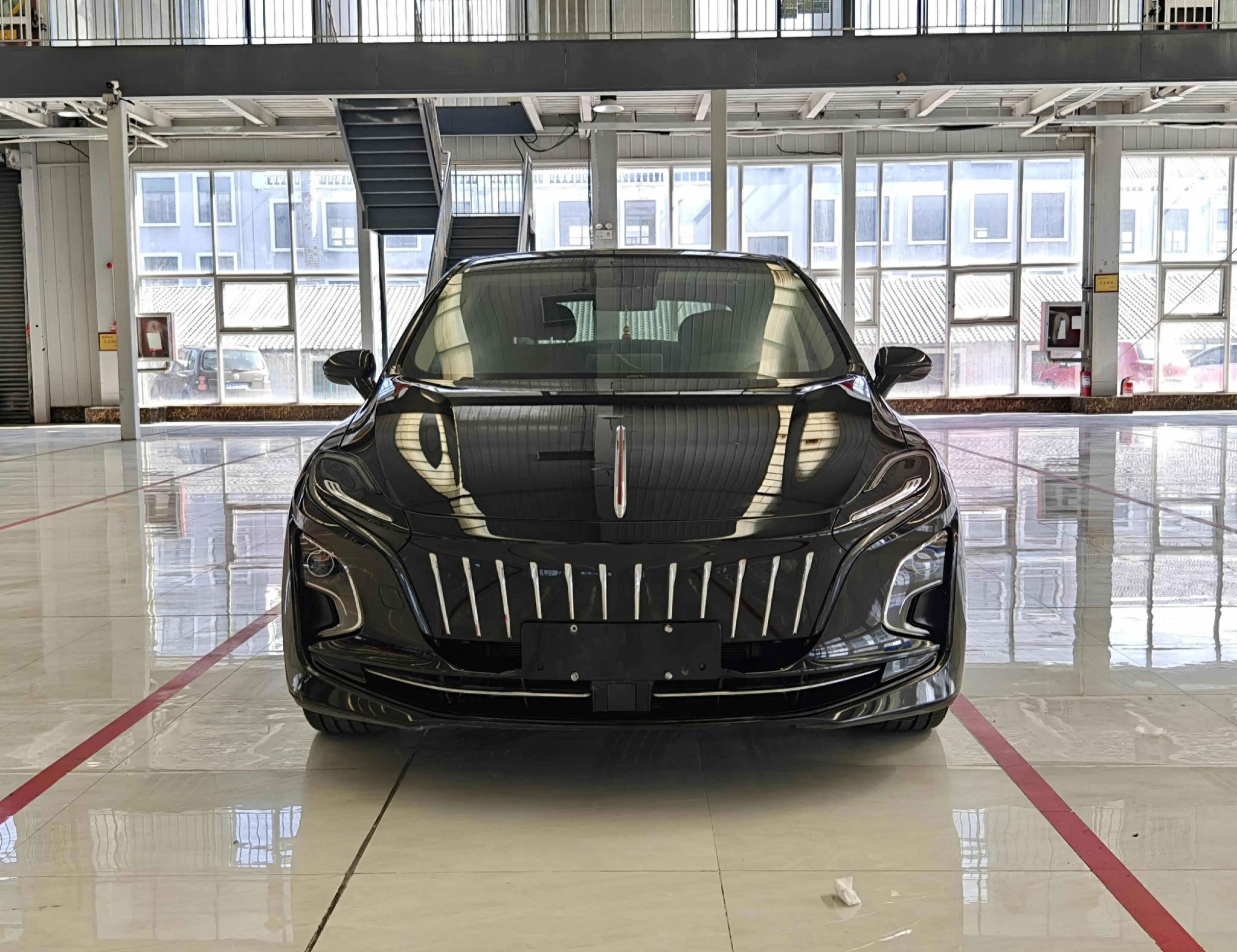 Hongqi E-QM5  из Китая