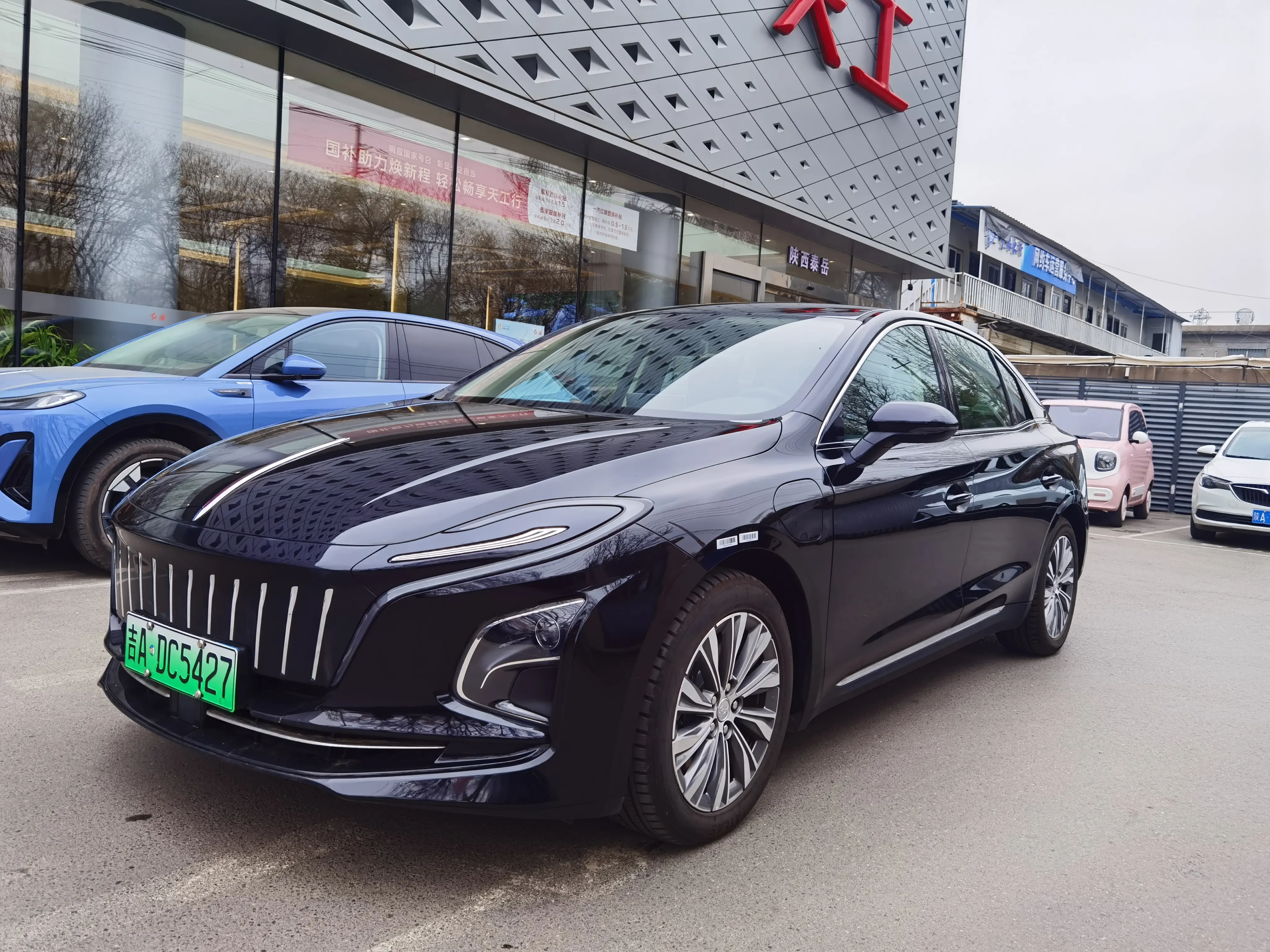 Hongqi E-QM5  из Китая