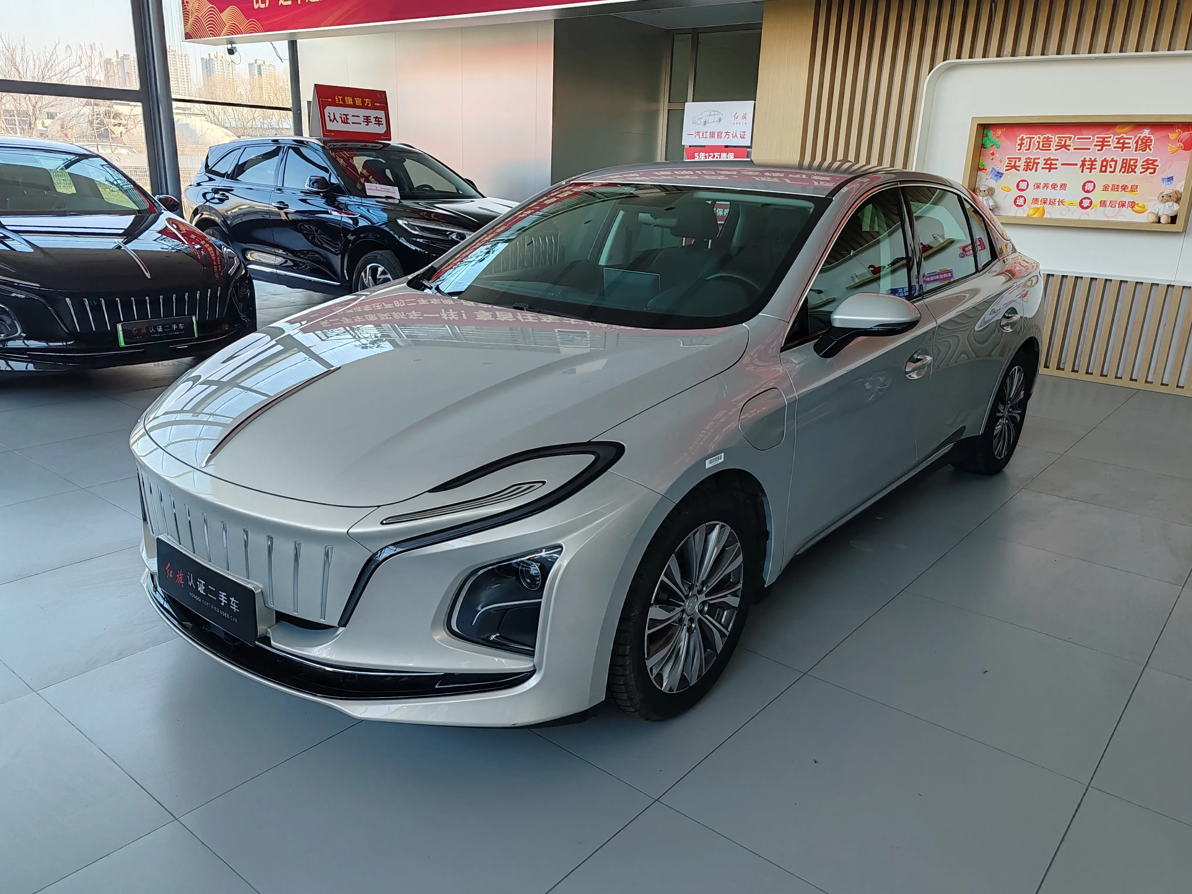 Hongqi E-QM5  из Китая