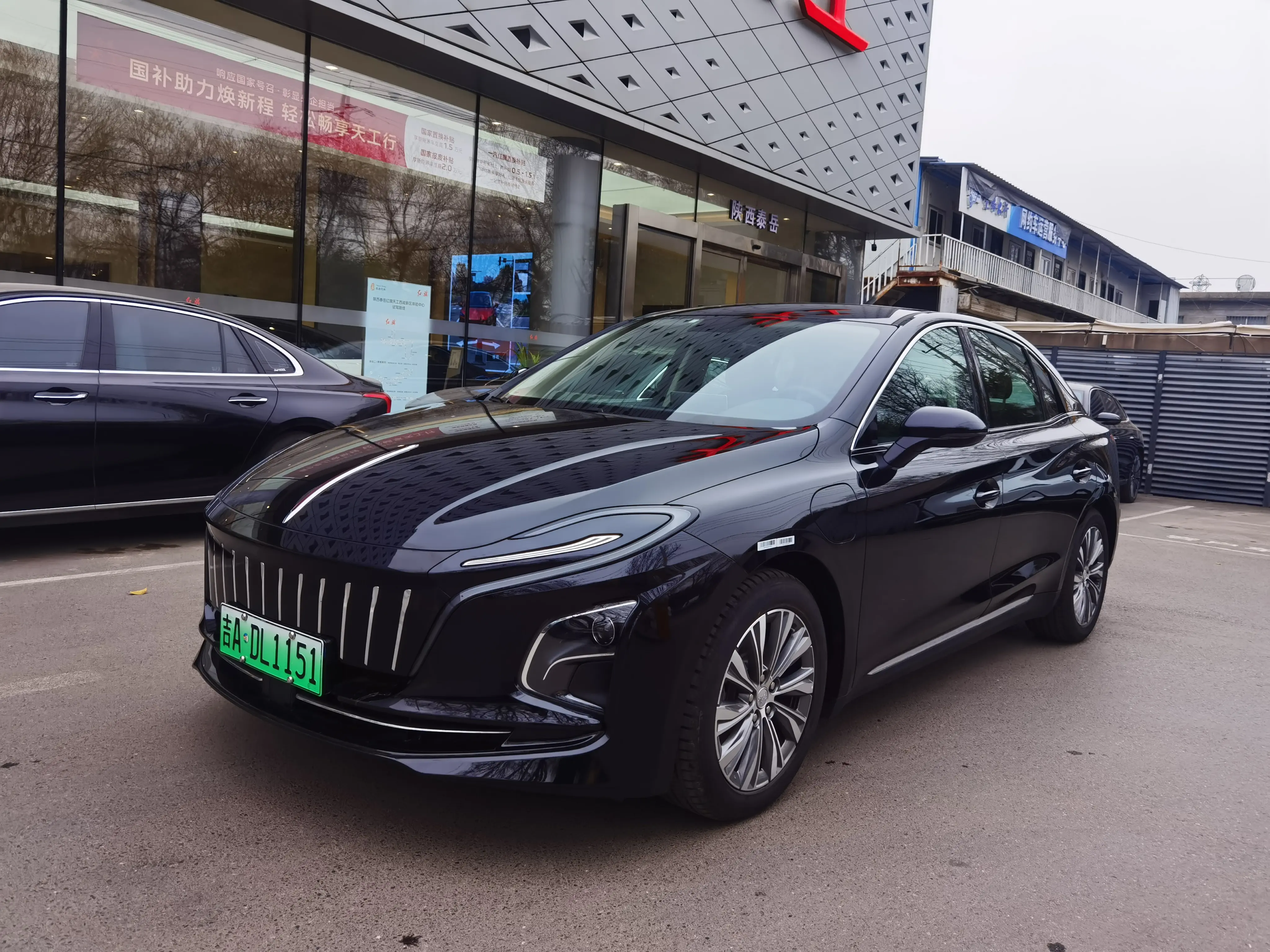 Hongqi E-QM5  из Китая