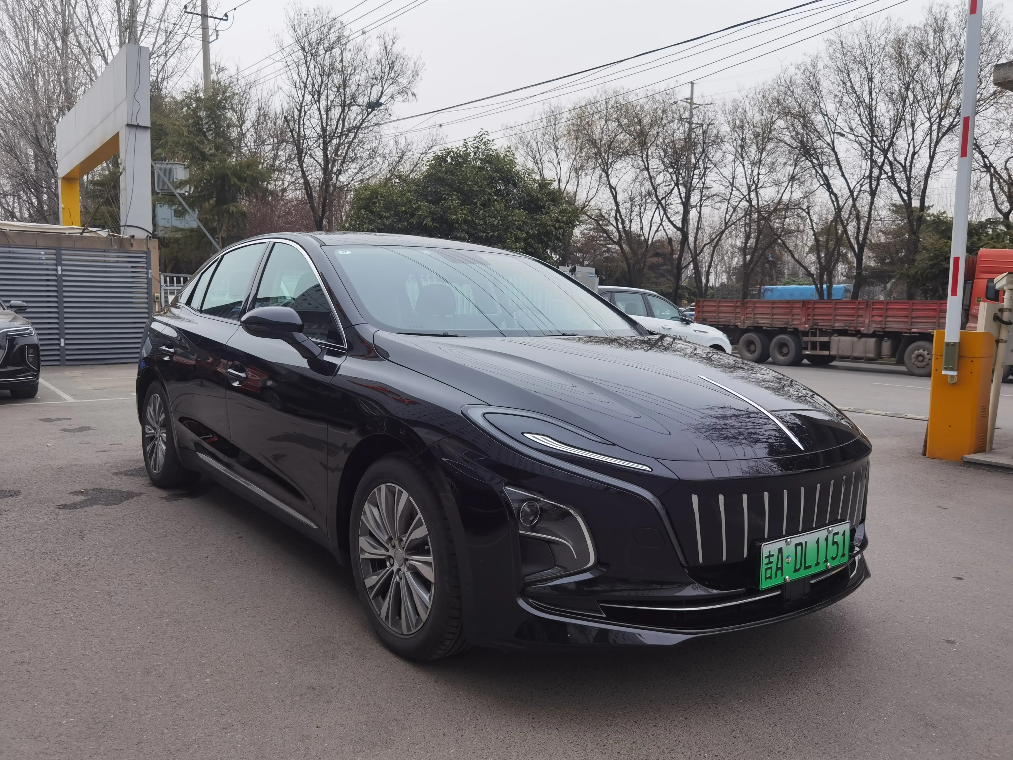 Hongqi E-QM5  из Китая