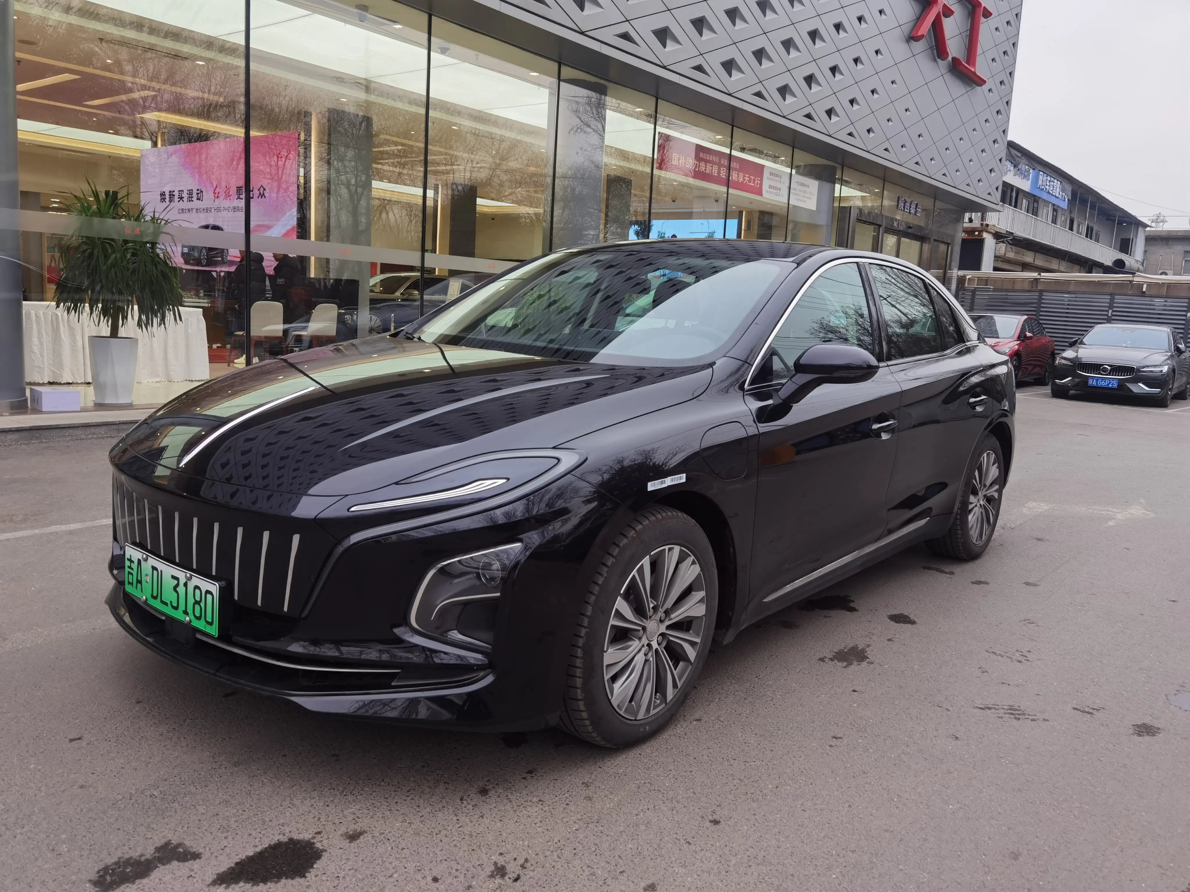 Hongqi E-QM5  из Китая