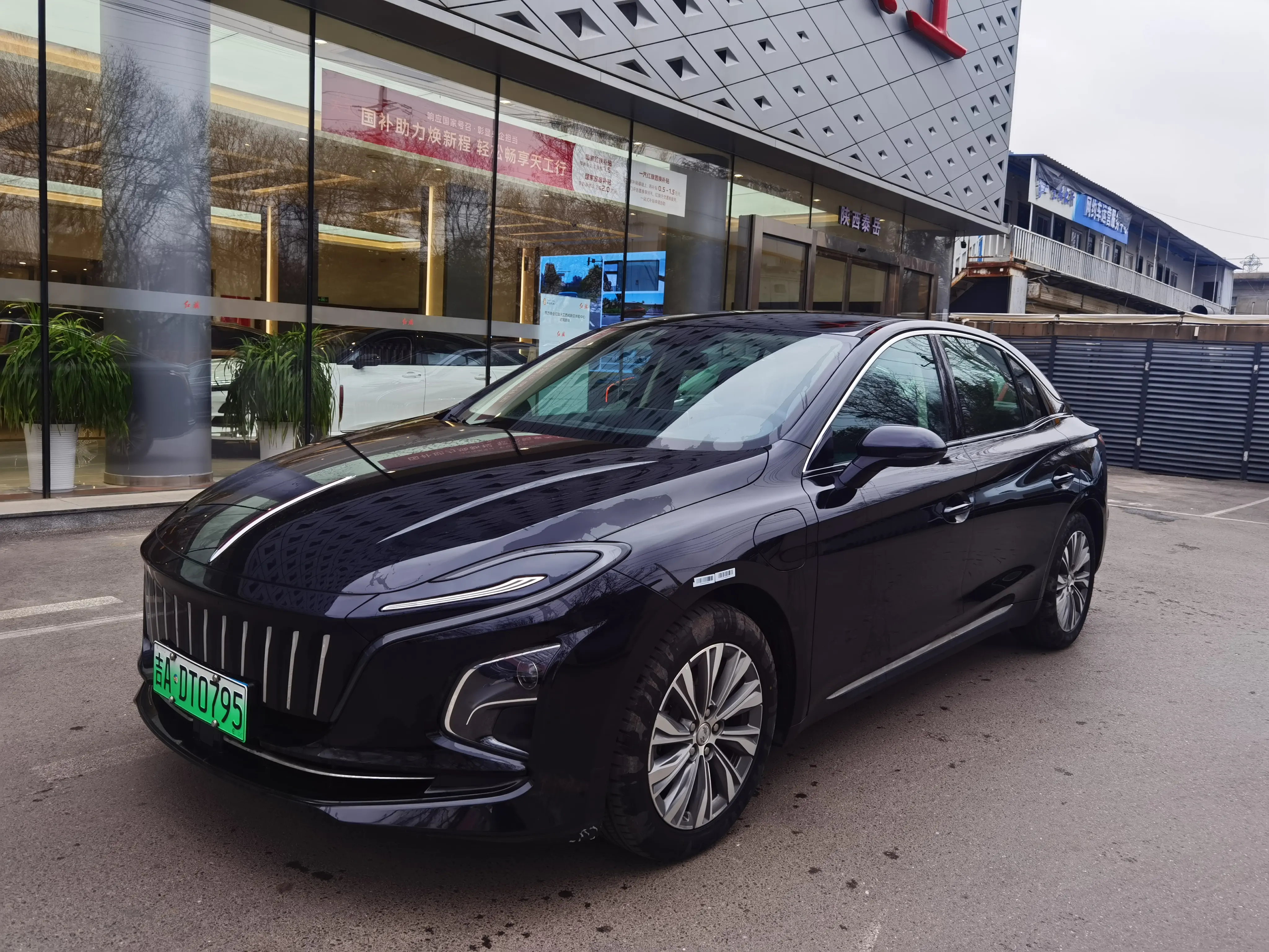 Hongqi E-QM5  из Китая