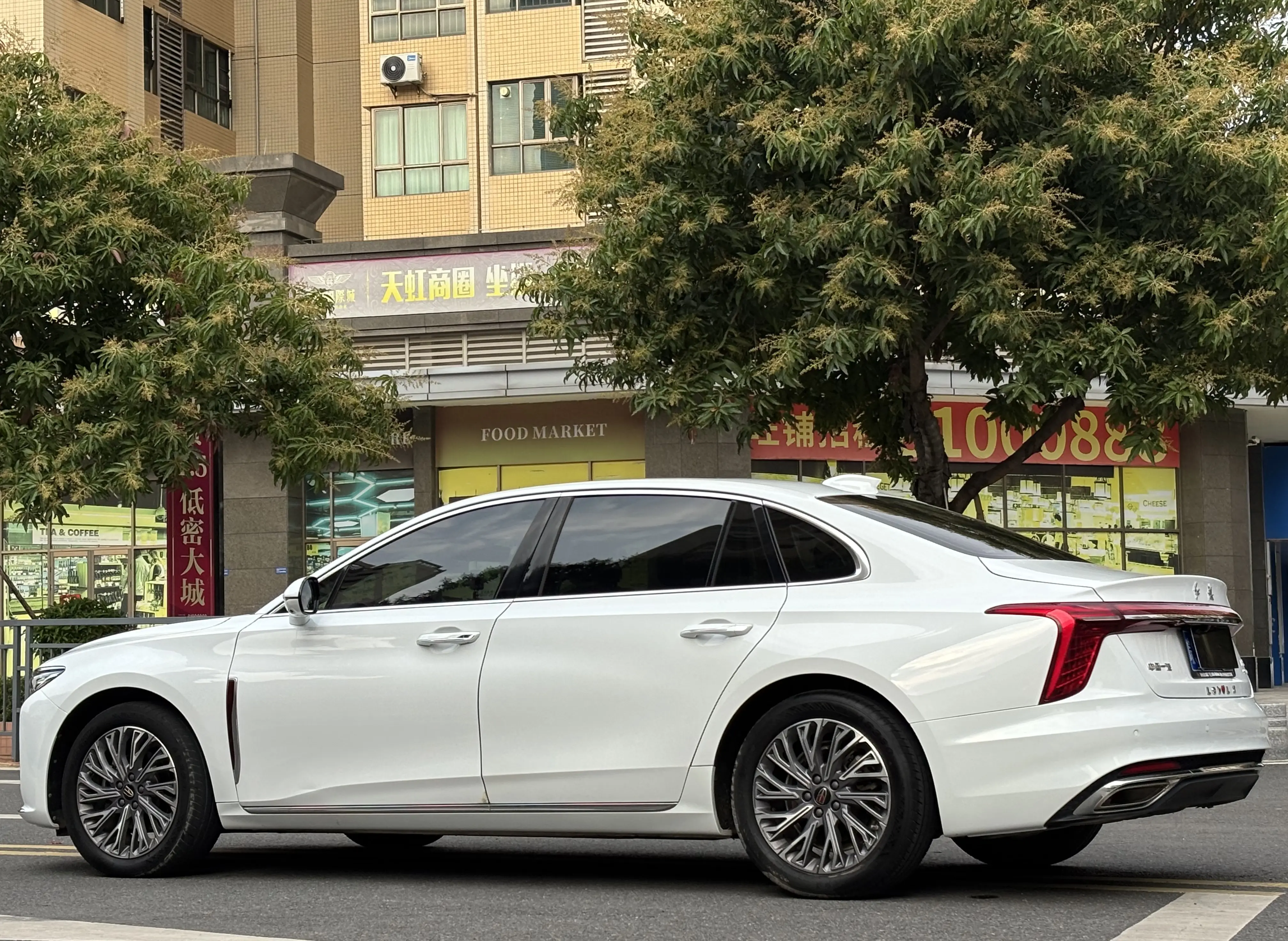 Hongqi H5  из Китая