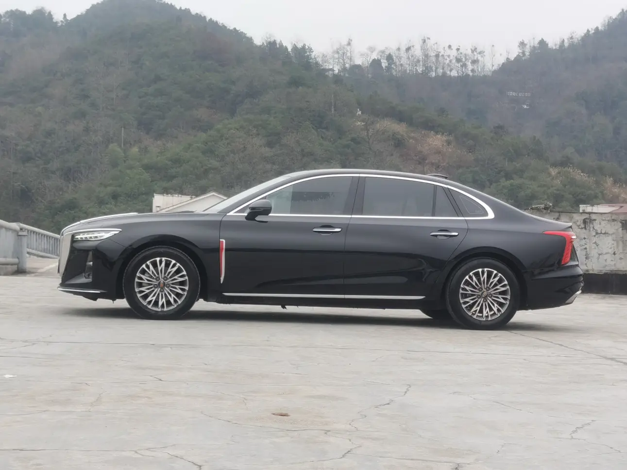Hongqi H5  из Китая