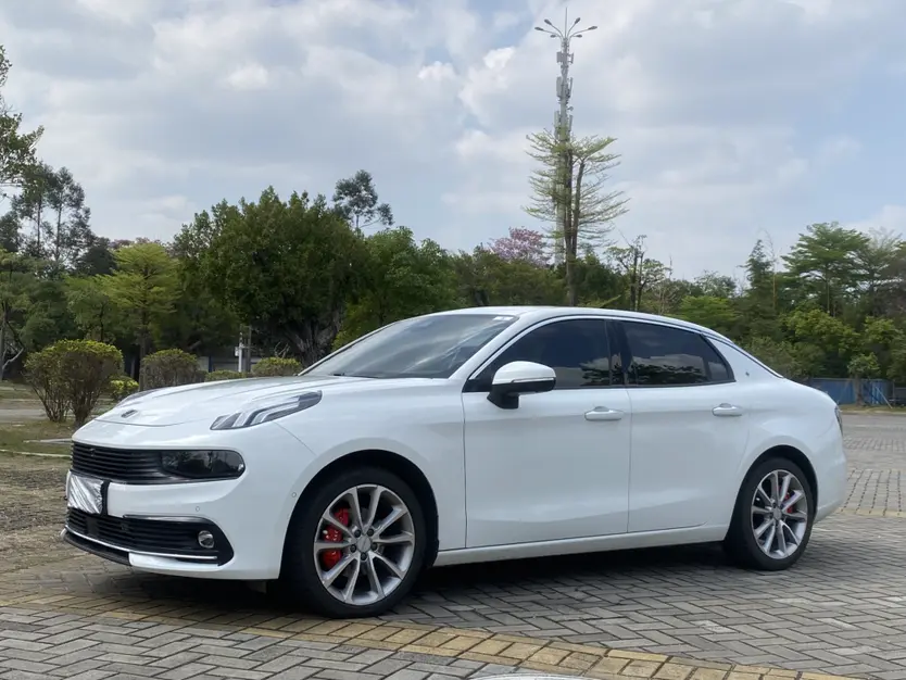 Lynk & Co 03