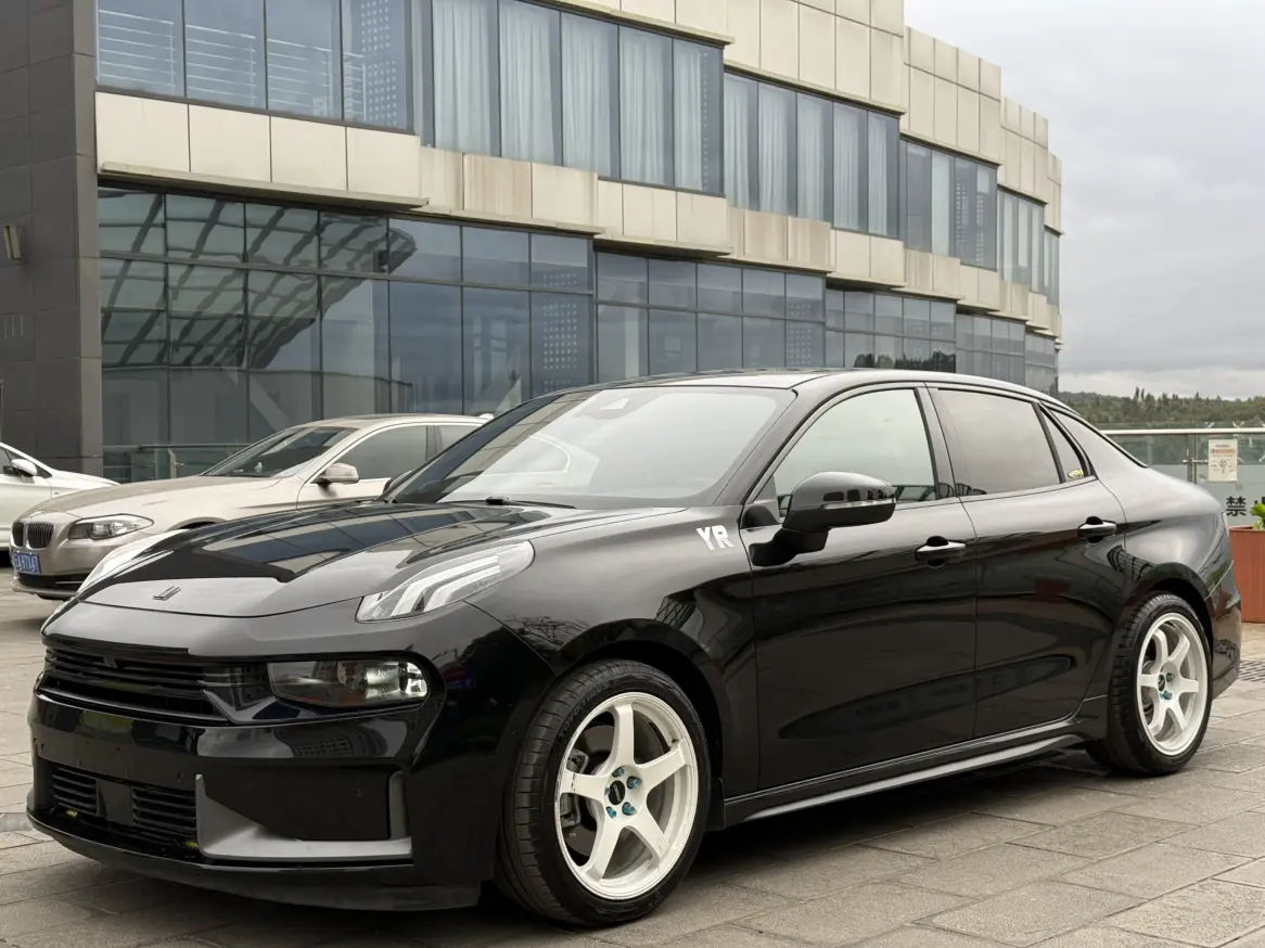 Lynk & Co 03