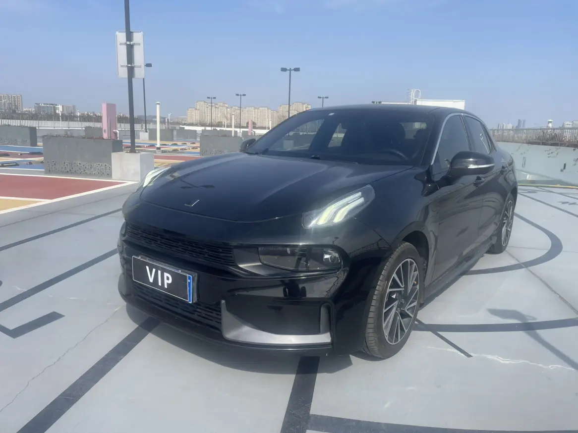 Lynk & Co 03