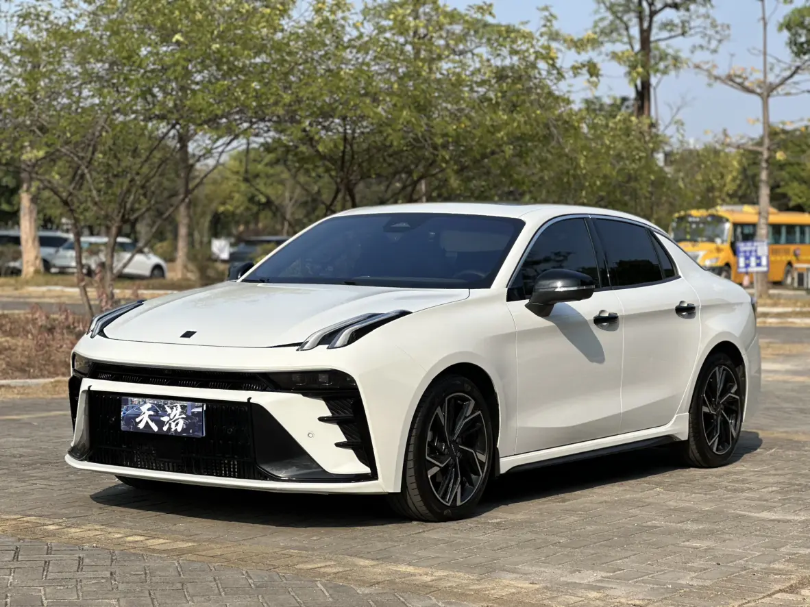 Lynk & Co 03