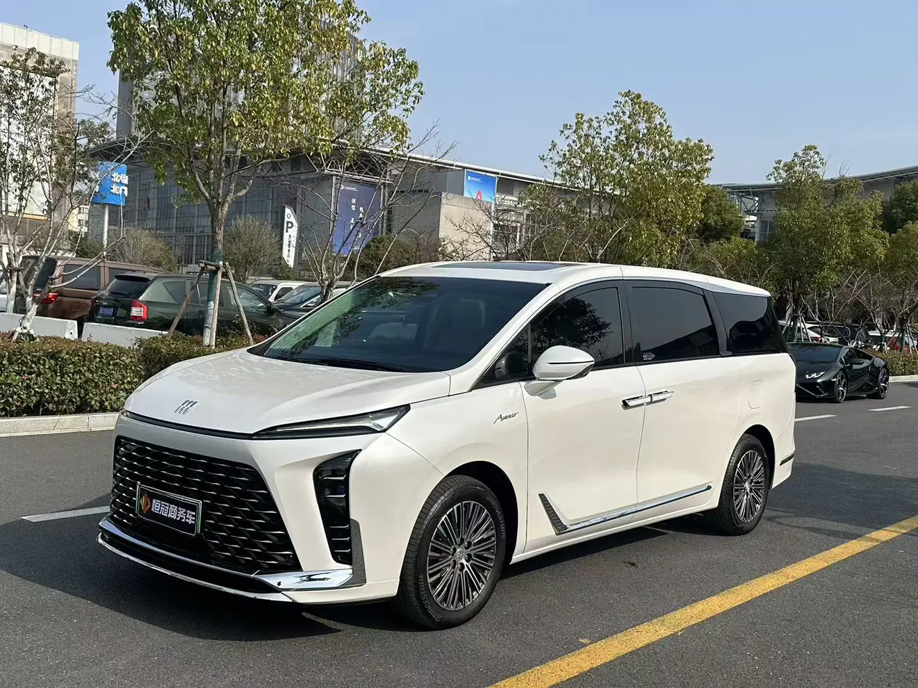 Buick GL8 PHEV  из Китая