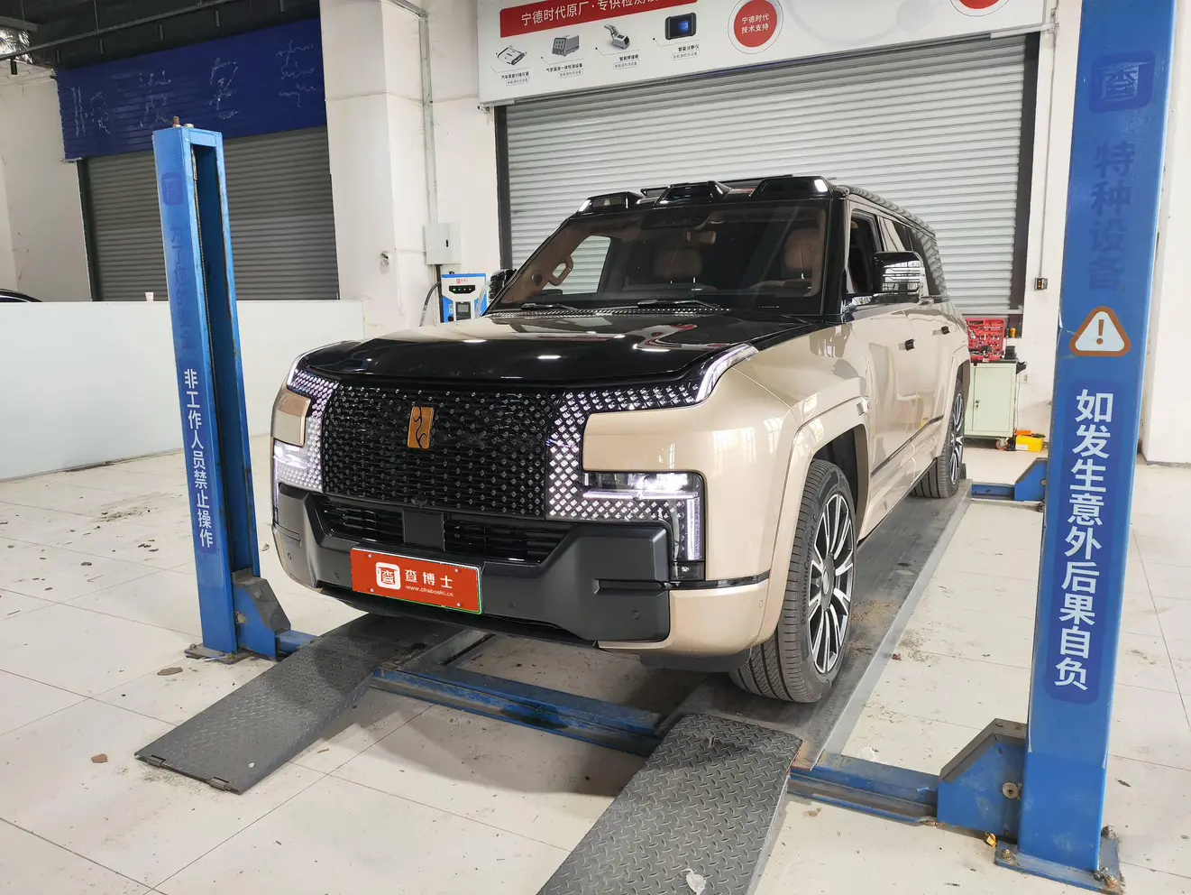 BYD Looking up at the U8L  из Китая