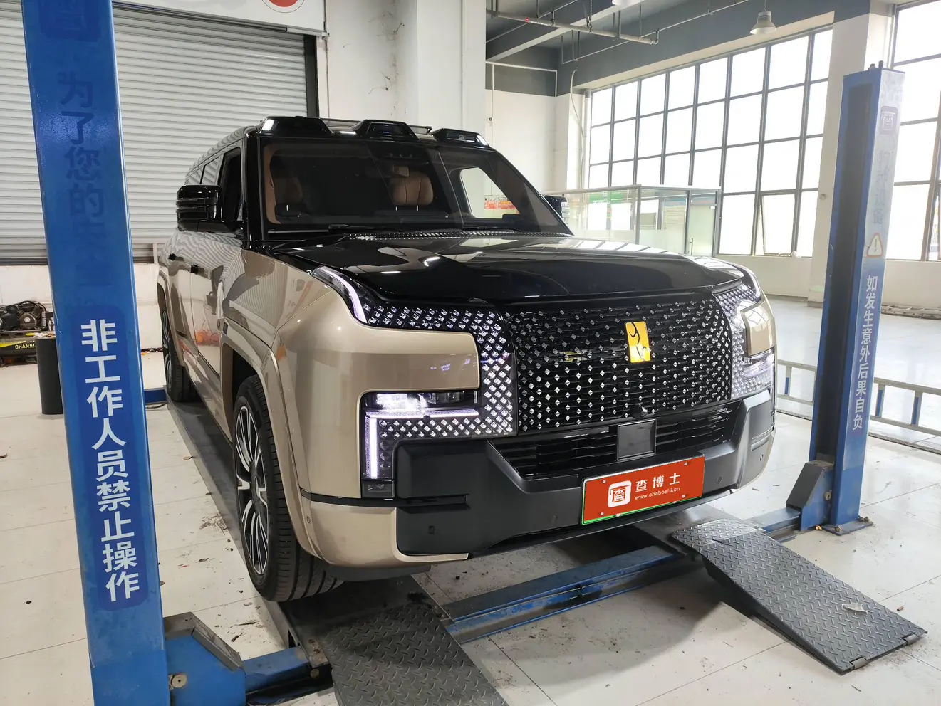 BYD Looking up at the U8L  из Китая