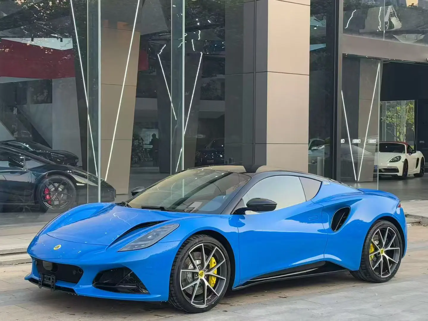 Lotus Emira  из Китая