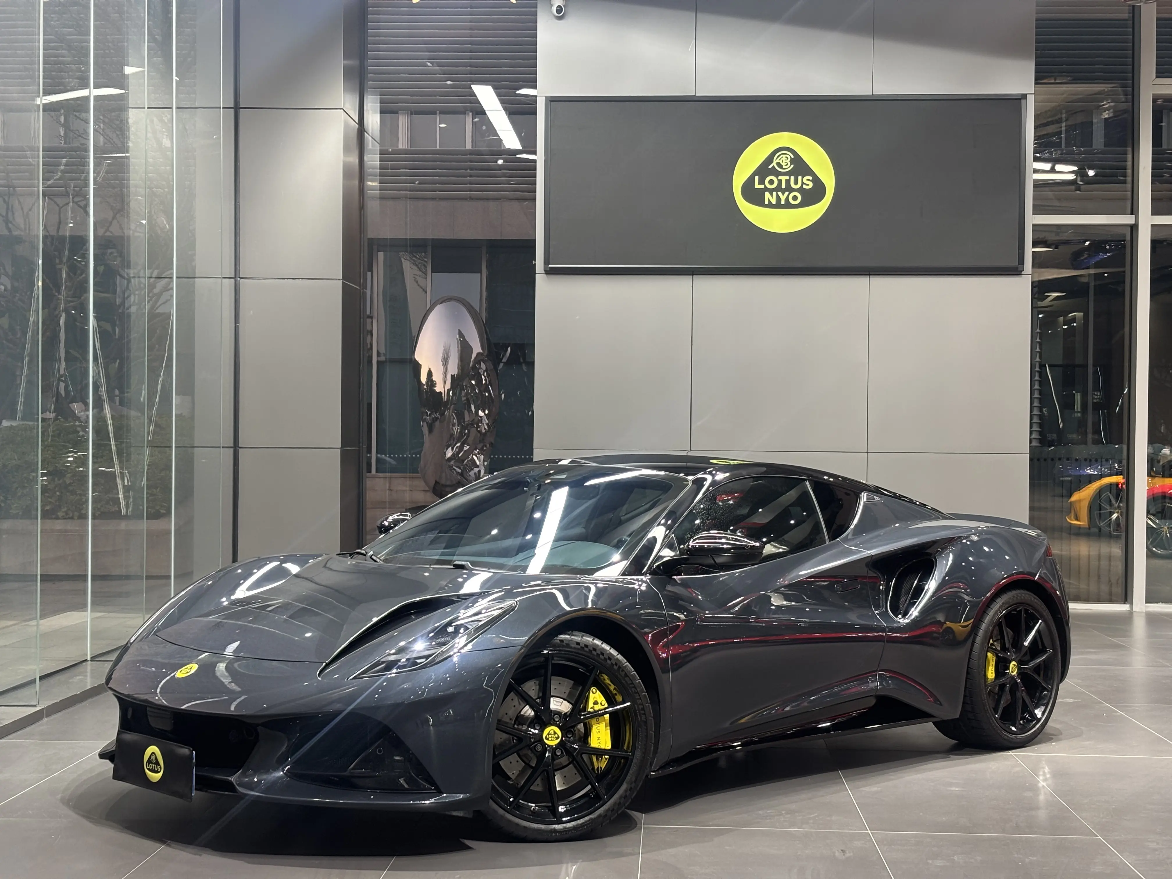 Lotus Emira  из Китая