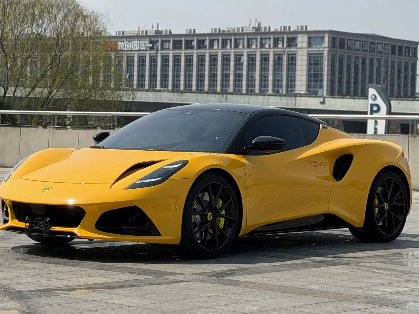 Lotus Emira  из Китая