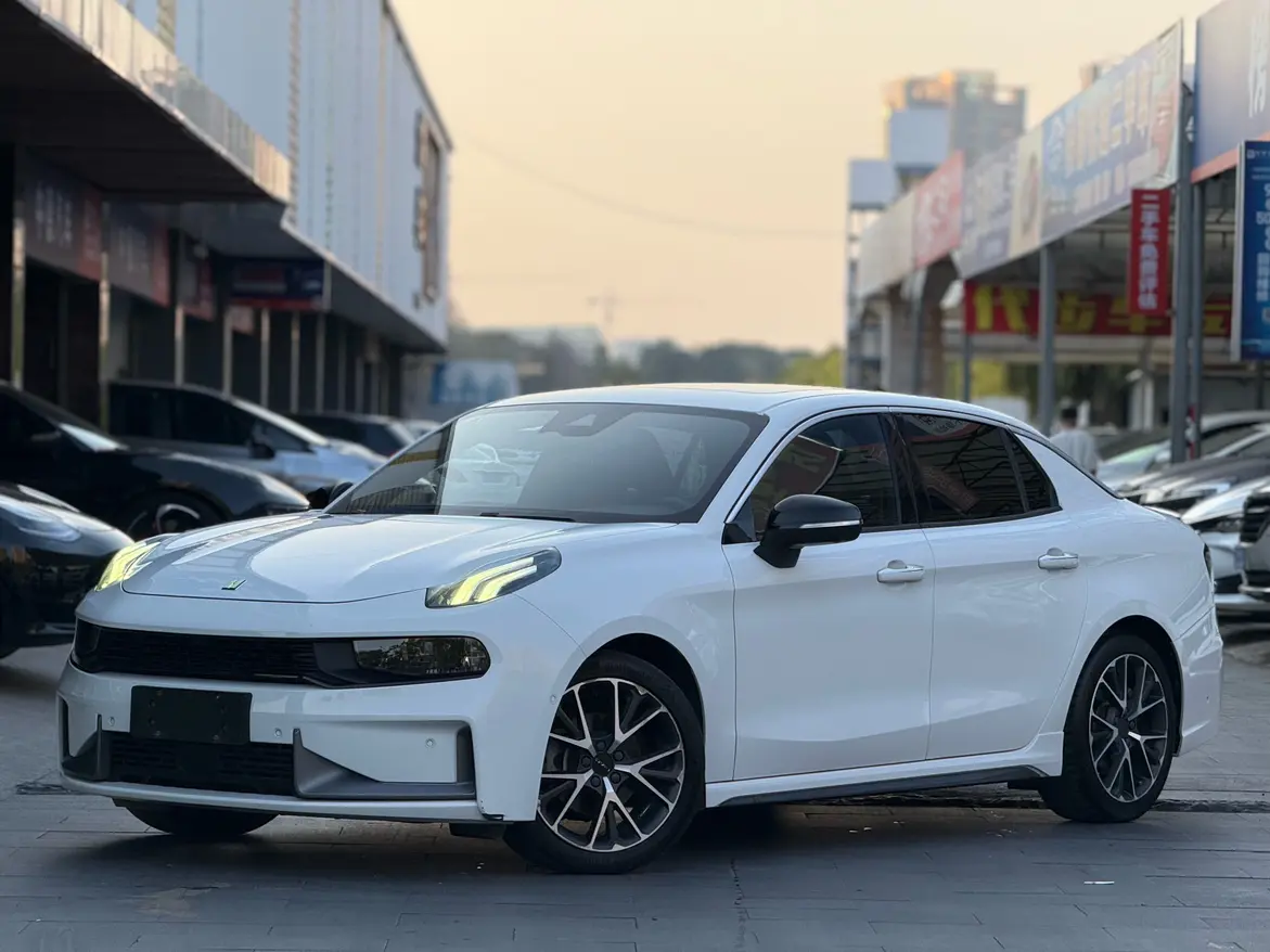 Lynk & Co 03