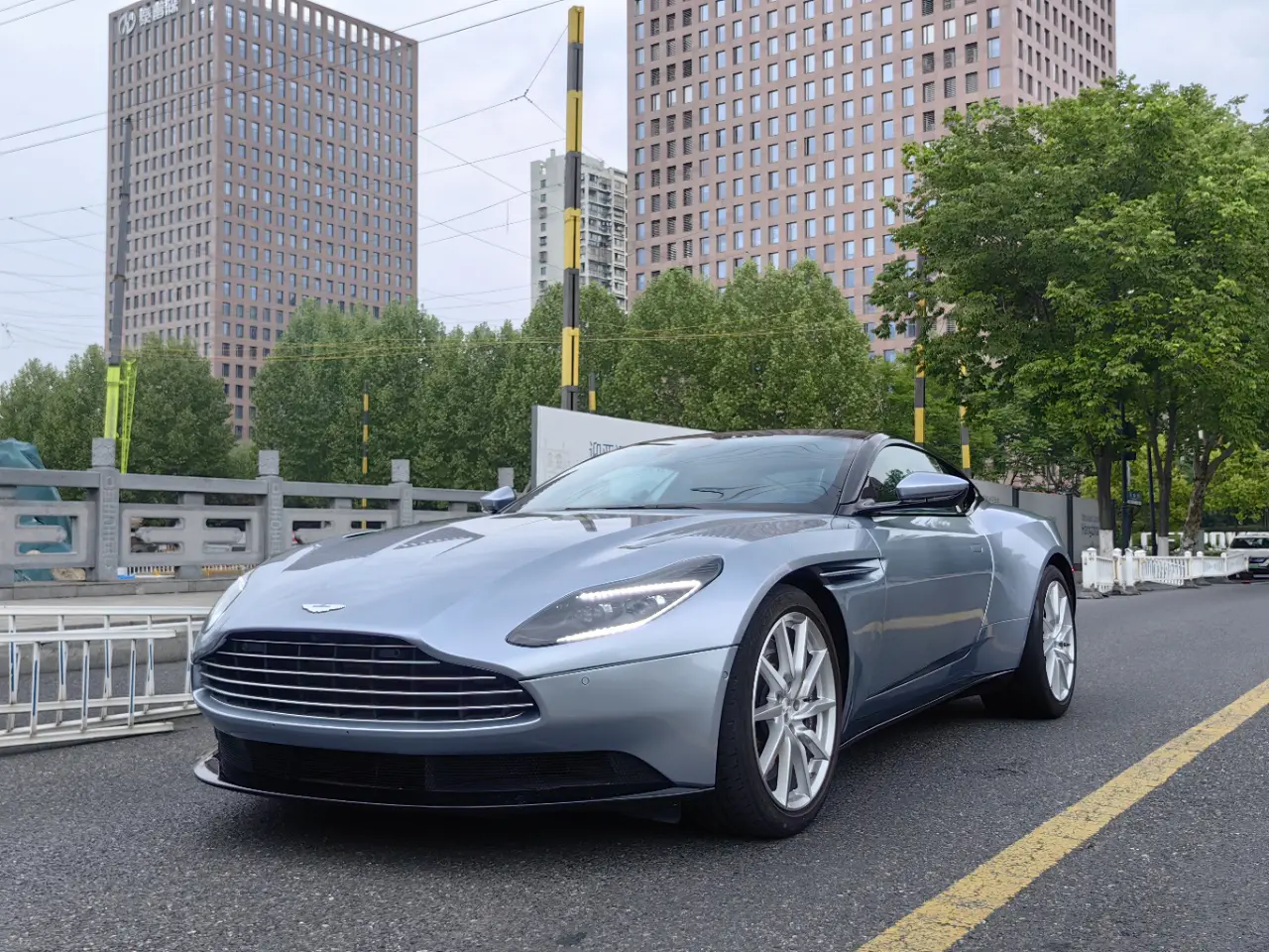 Aston Martin DB11  из Китая