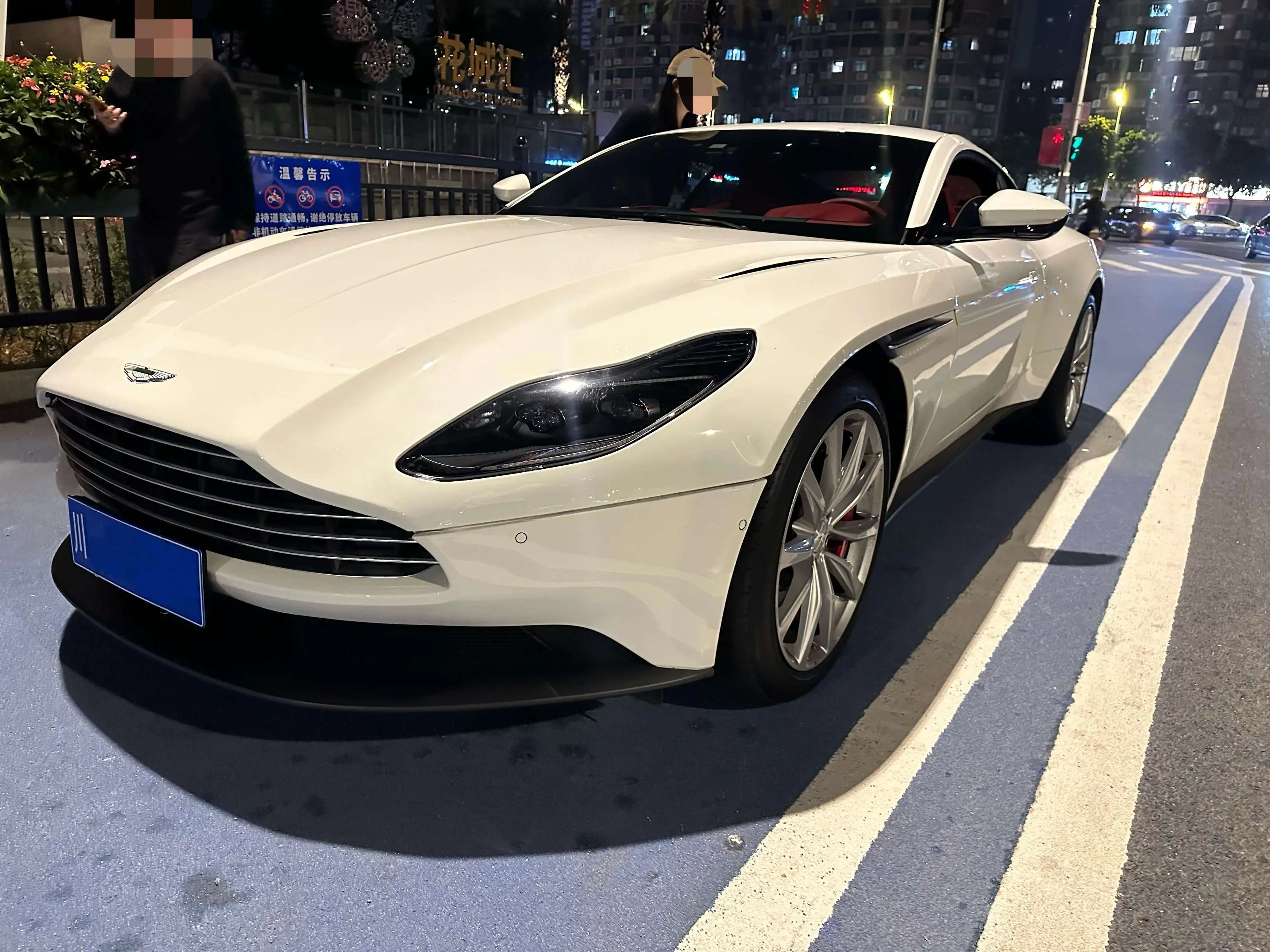 Aston Martin DB11
