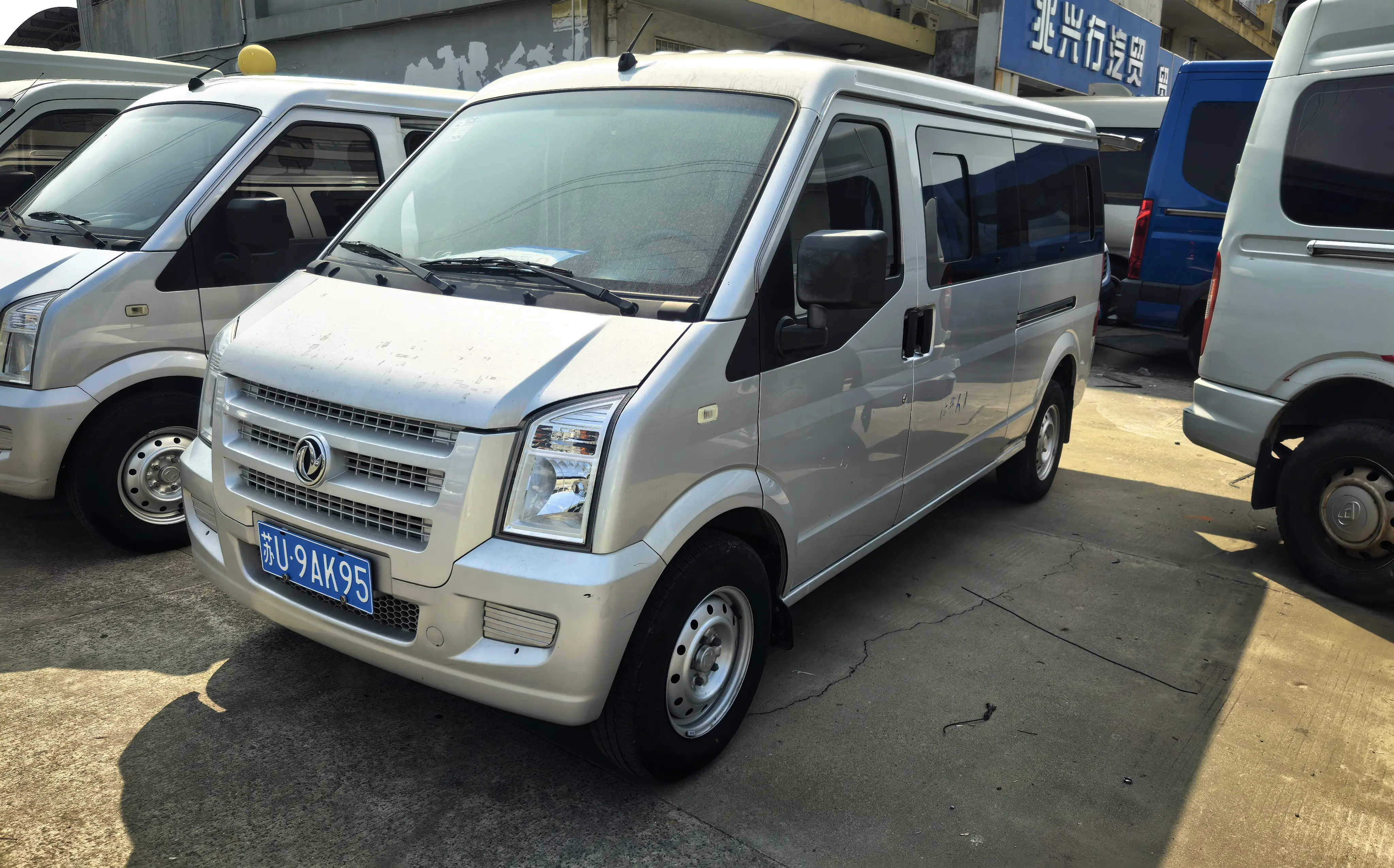 Dongfeng Xiaokang C36  из Китая