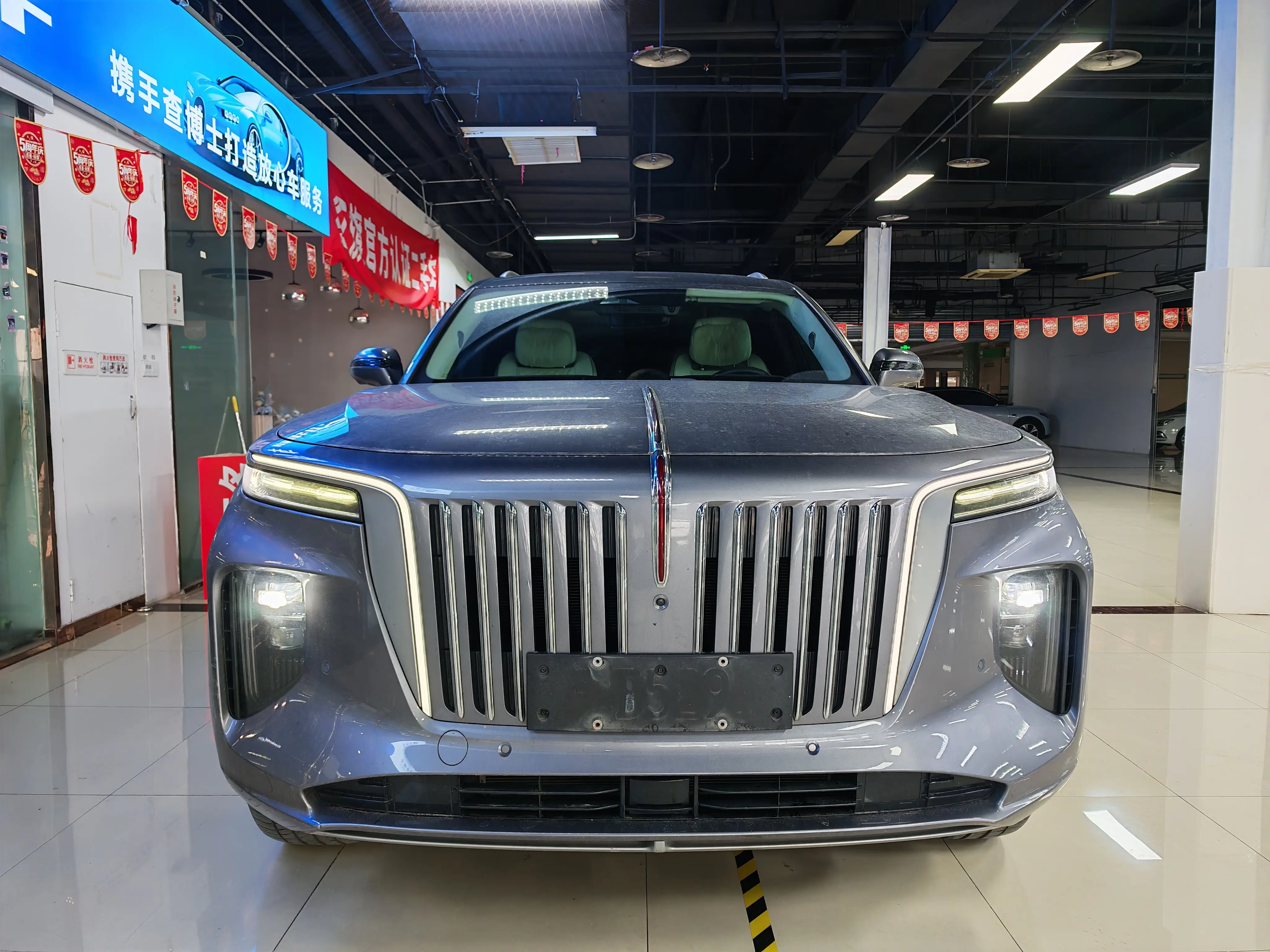 Hongqi E-HS9  из Китая