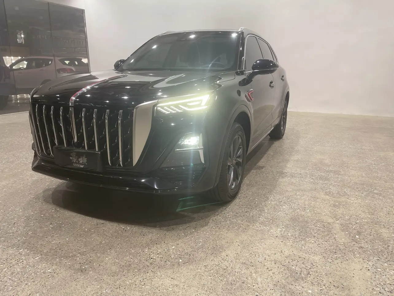 Hongqi HS5  из Китая