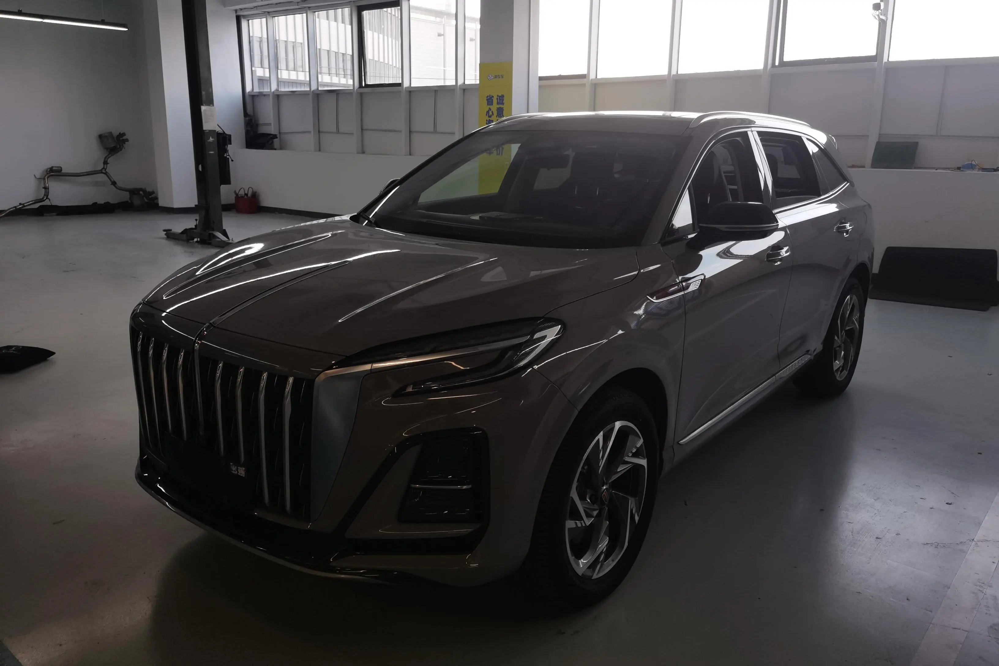 Hongqi HS3  из Китая