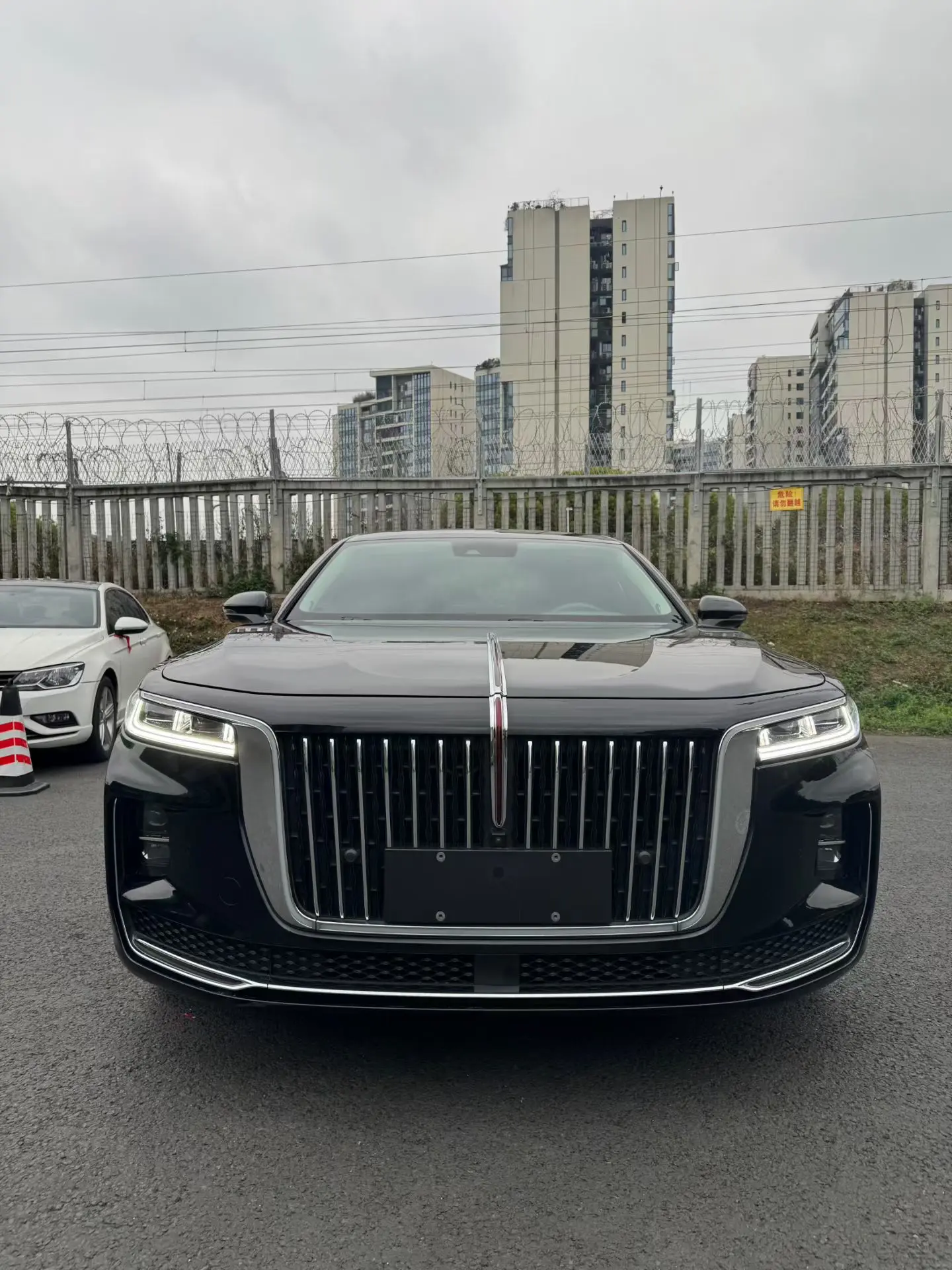 Hongqi H9  из Китая