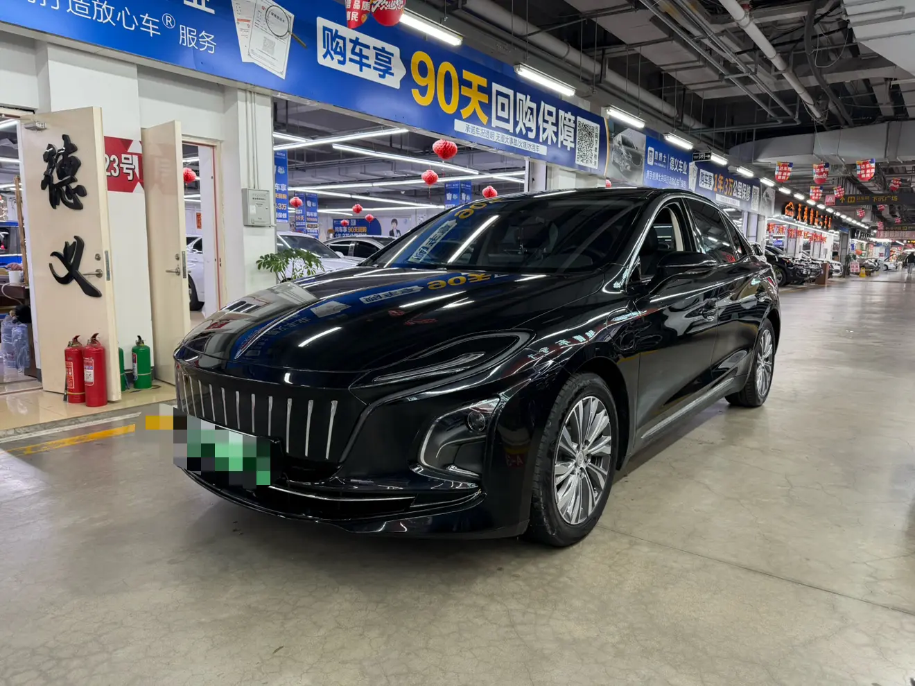 Hongqi E-QM5  из Китая