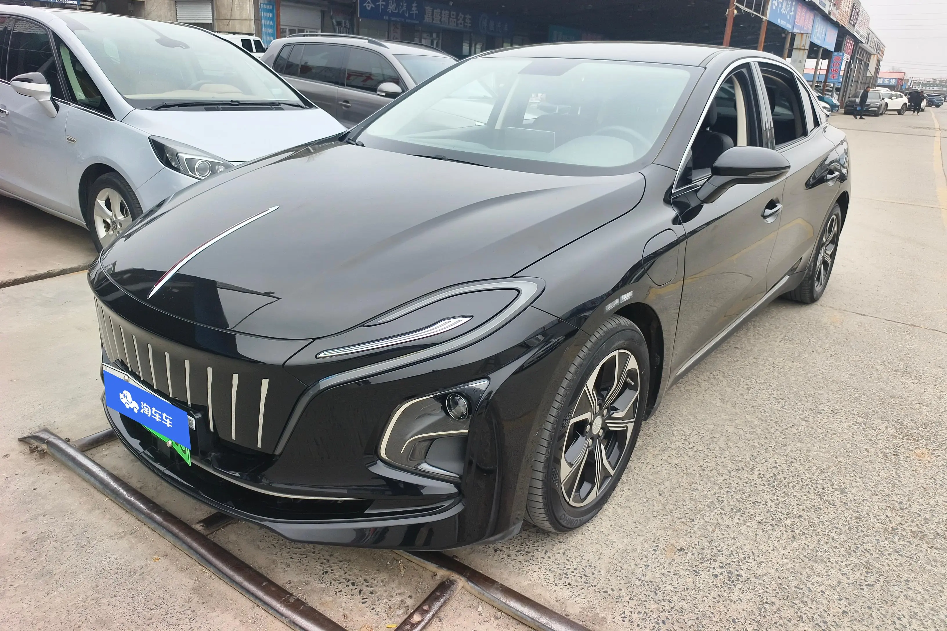 Hongqi E-QM5  из Китая