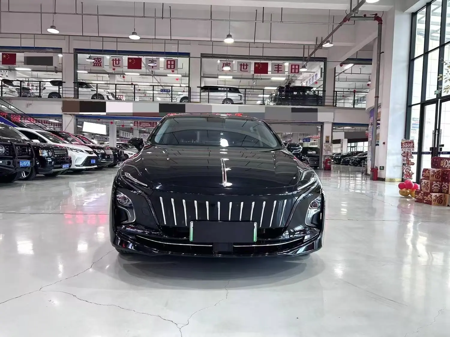 Hongqi E-QM5  из Китая