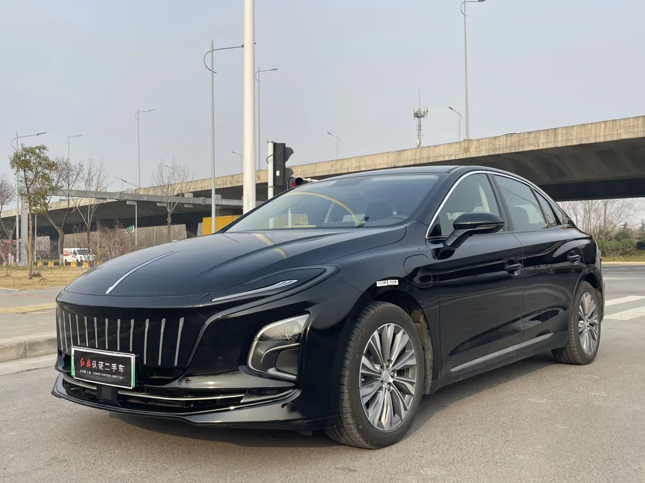 Hongqi E-QM5  из Китая