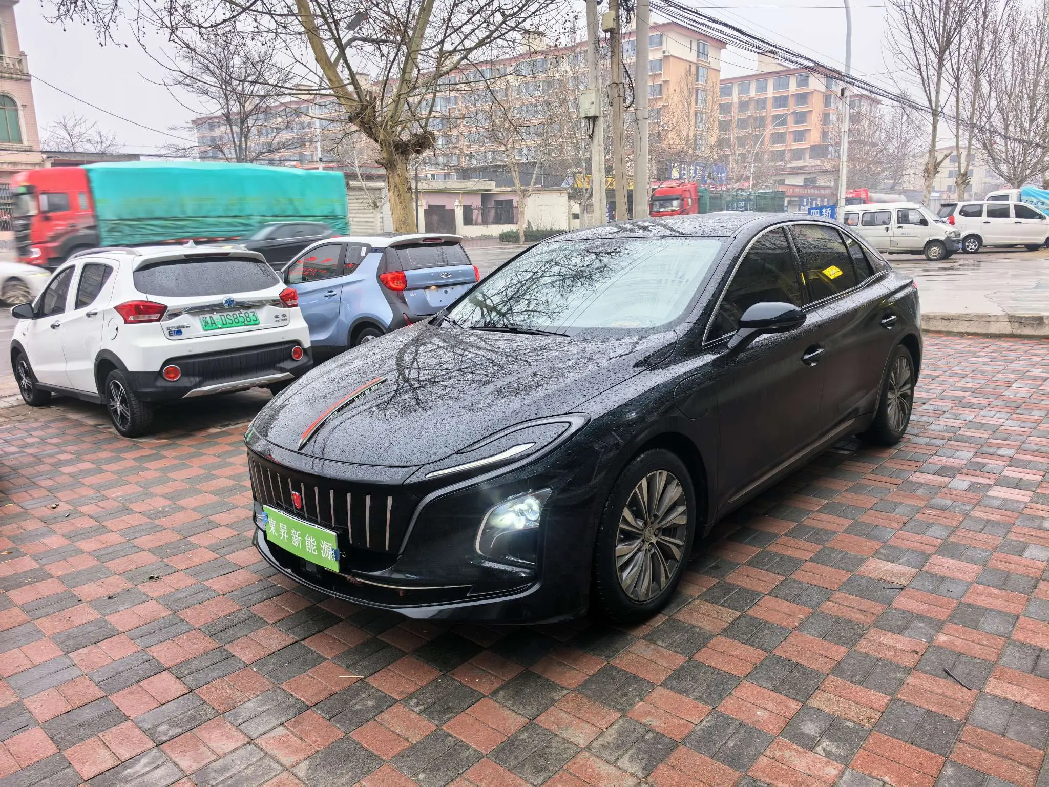 Hongqi E-QM5  из Китая