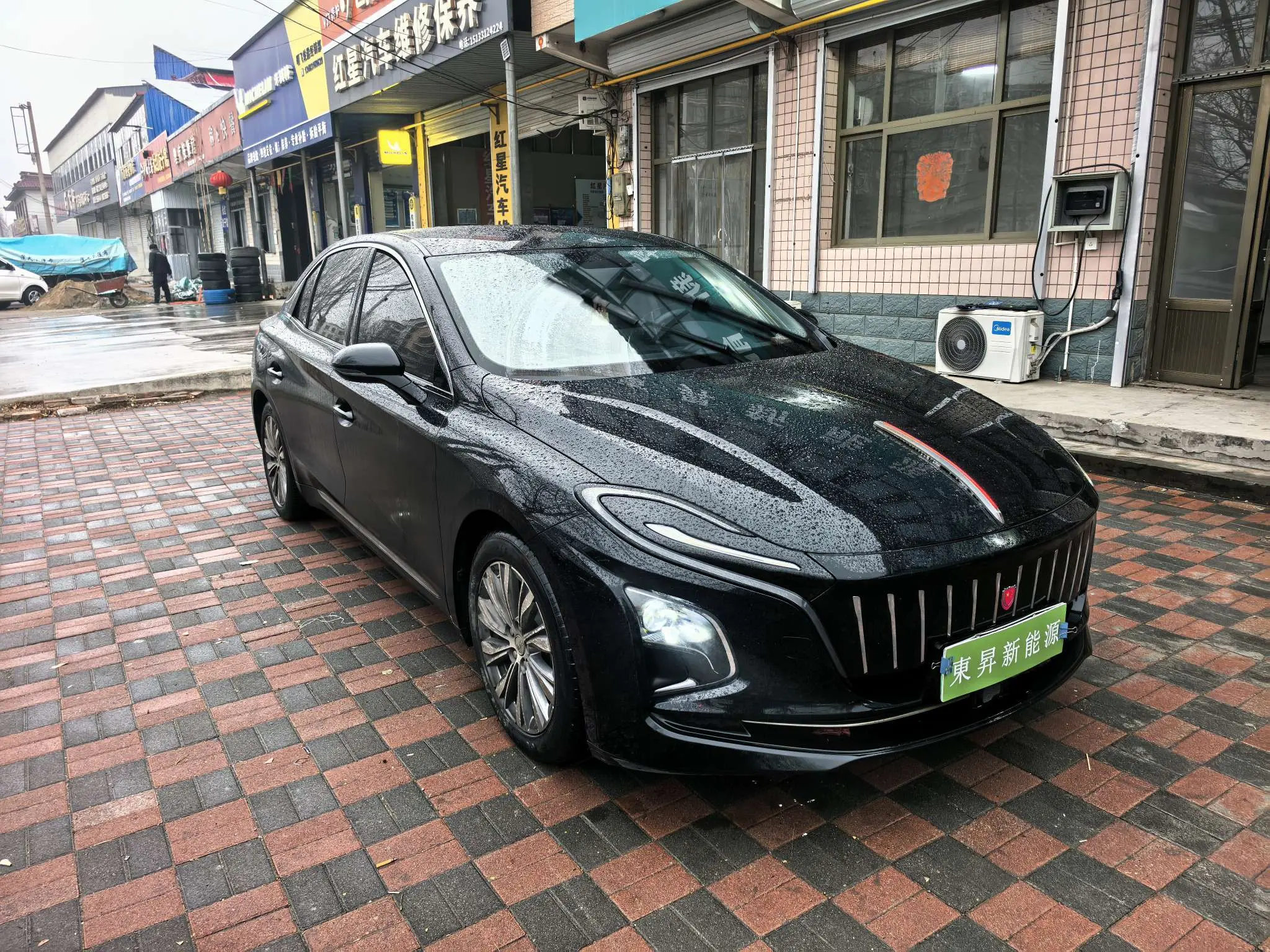 Hongqi E-QM5  из Китая