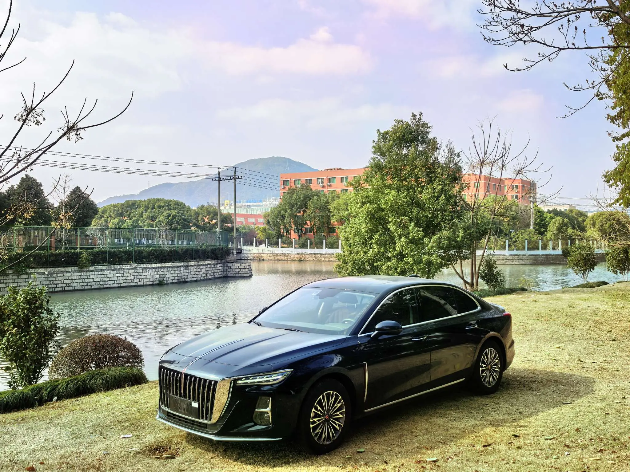 Hongqi H5  из Китая