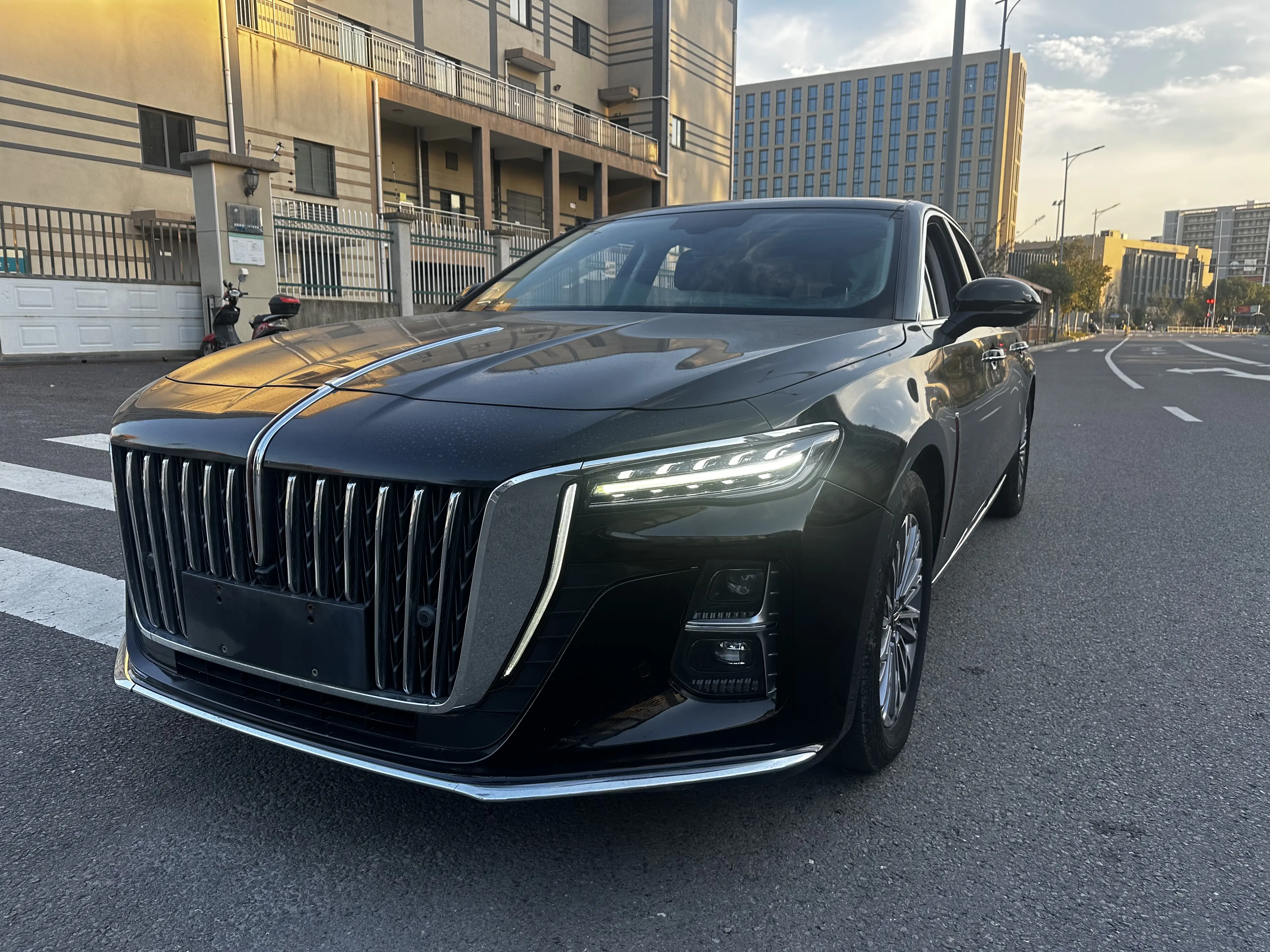 Hongqi H5  из Китая