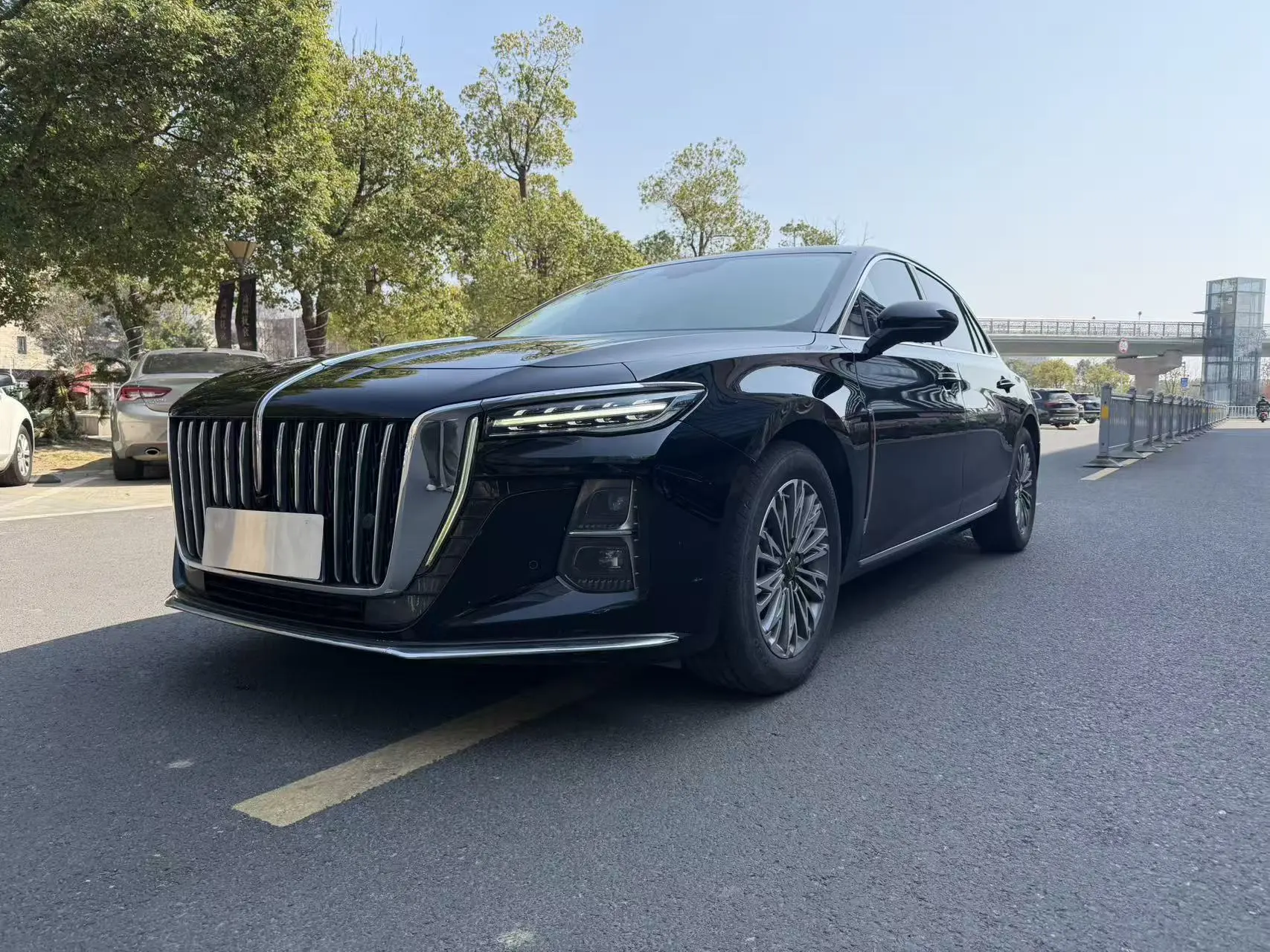 Hongqi H5  из Китая