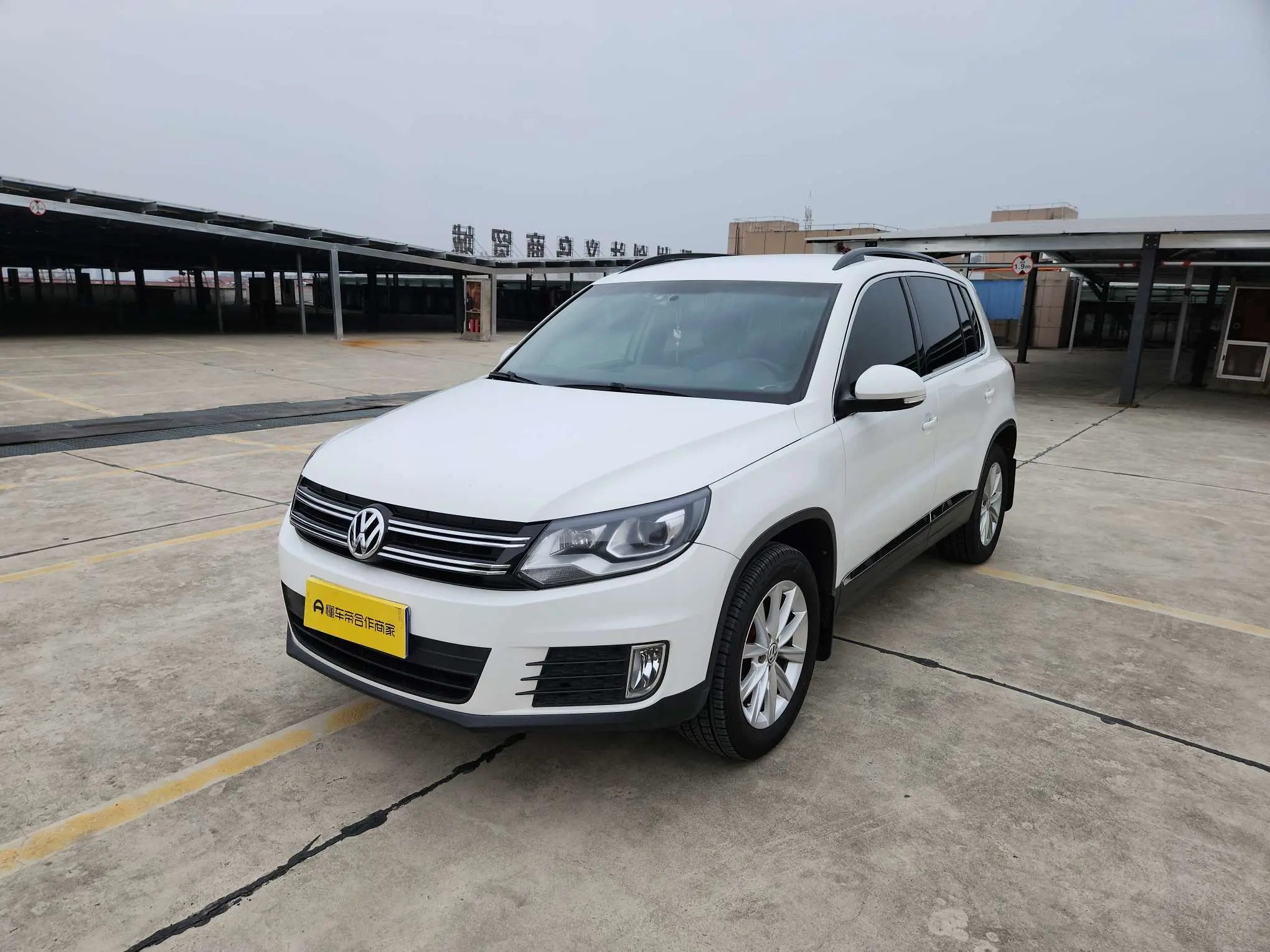 Volkswagen Tiguan (Tharu)
